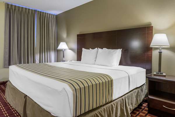 Suite - Econo Lodge Inn & Suites Triadelphia - I-70, Exit 11