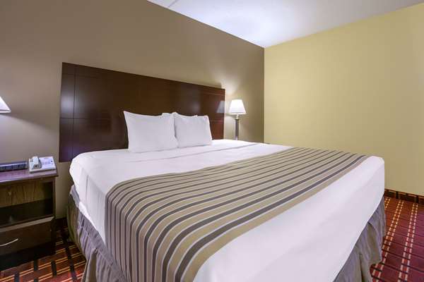 Suite - Econo Lodge Inn & Suites Triadelphia - I-70, Exit 11