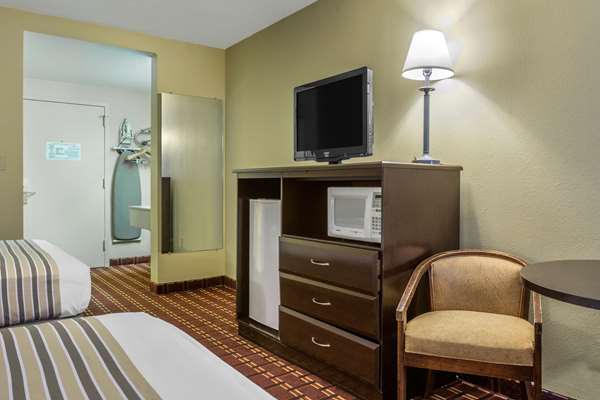 - Econo Lodge Inn & Suites Triadelphia - I-70, Exit 11