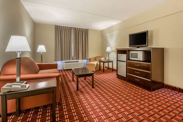 Suite - Econo Lodge Inn & Suites Triadelphia - I-70, Exit 11