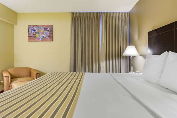 Suite - Econo Lodge Inn & Suites Triadelphia - I-70, Exit 11