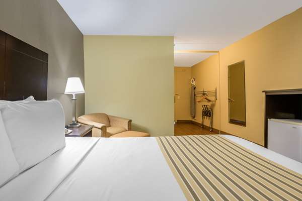 - Econo Lodge Inn & Suites Triadelphia - I-70, Exit 11