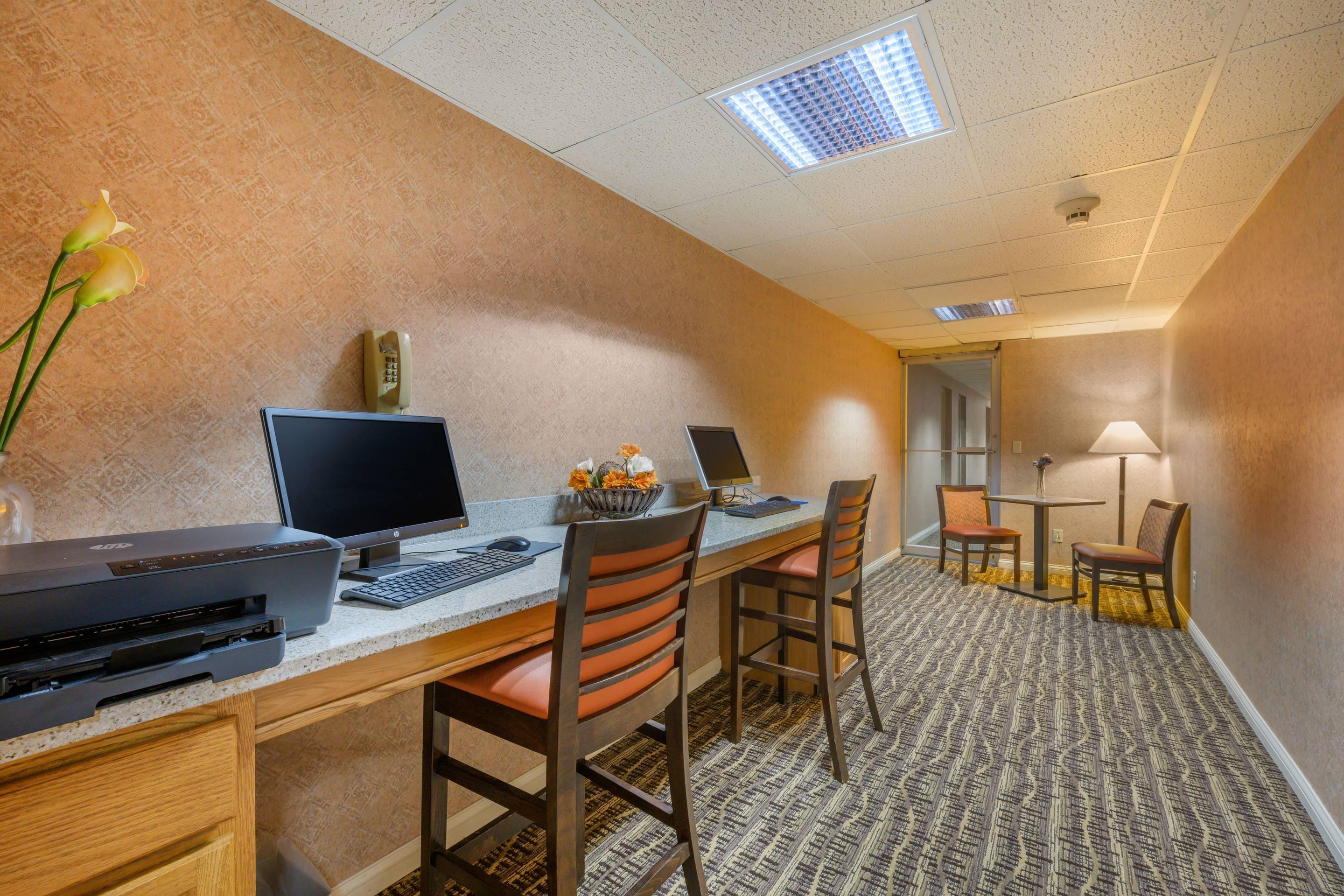 Business center | Econo Lodge Inn & Suites Triadelphia - Wheeling