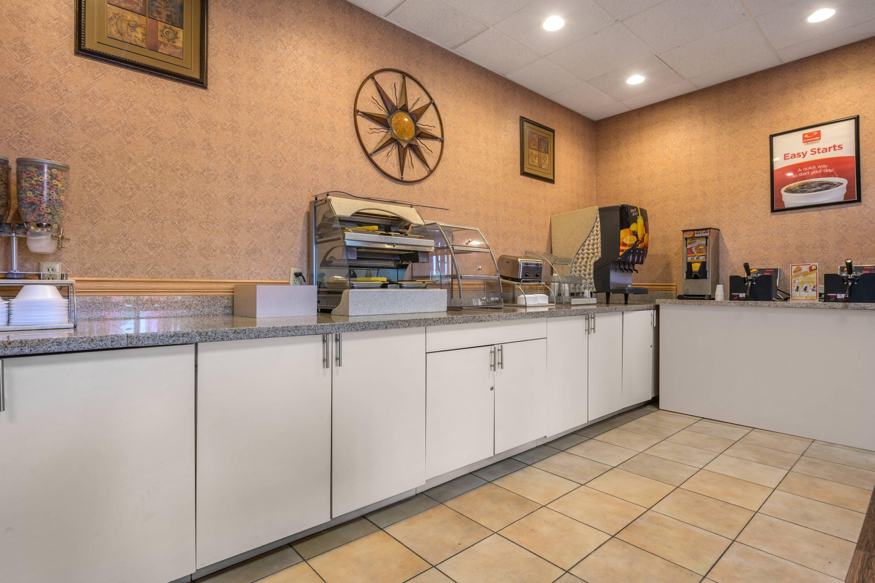 Breakfast area | Econo Lodge Inn & Suites Triadelphia - Wheeling