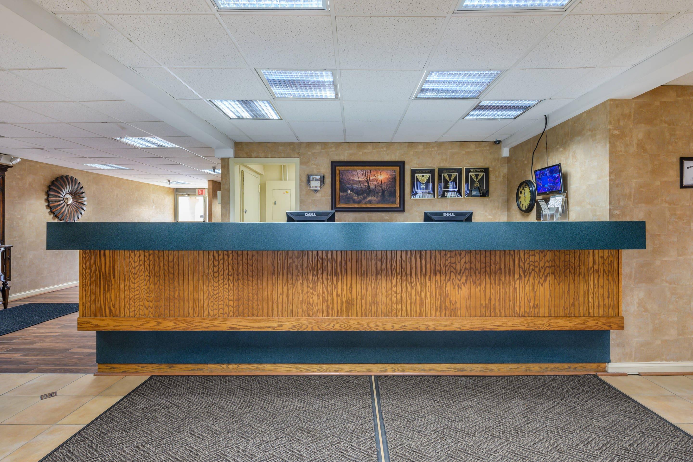 Front desk | Econo Lodge Inn & Suites Triadelphia - Wheeling