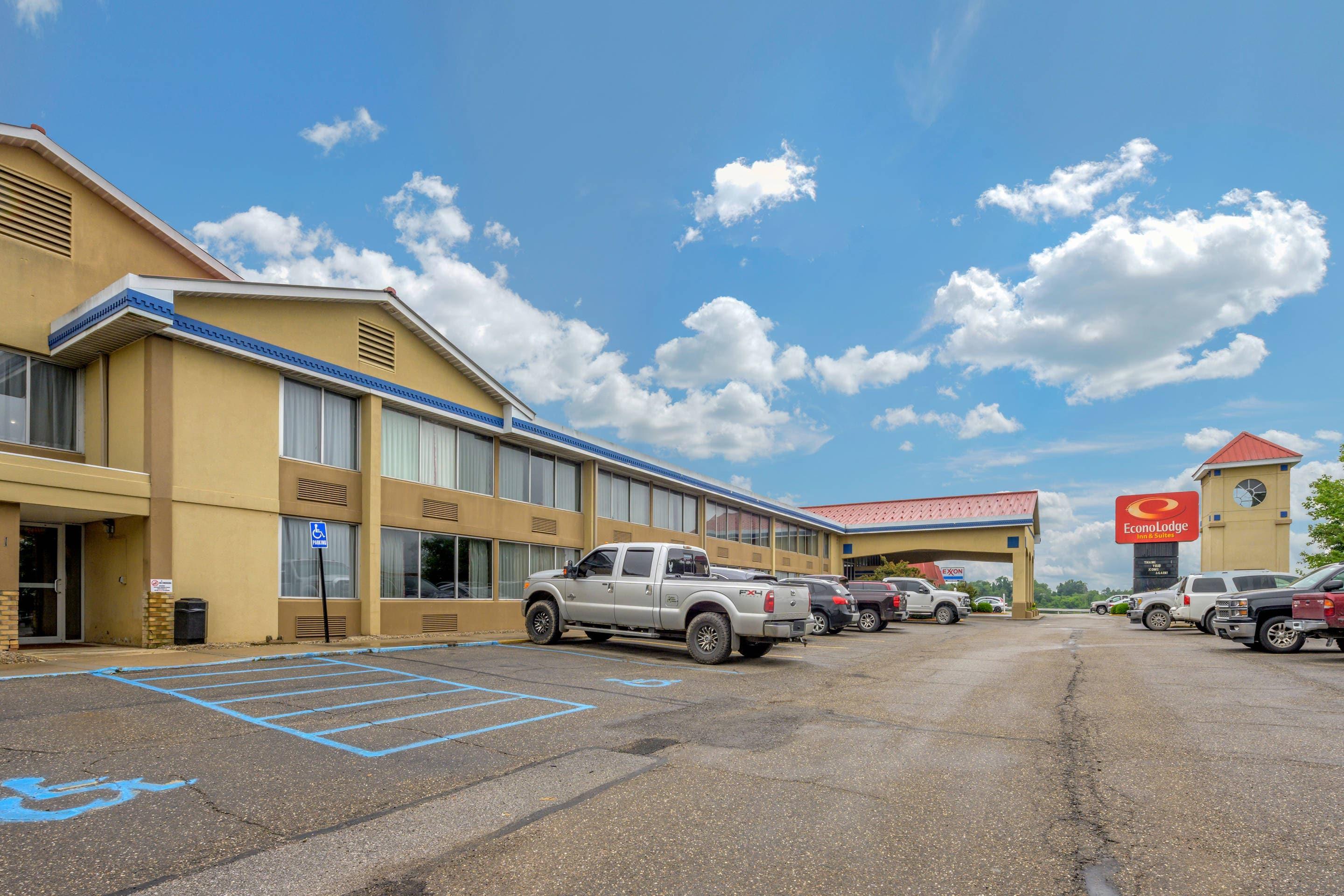 Hotel exterior | Econo Lodge Inn & Suites Triadelphia - Wheeling
