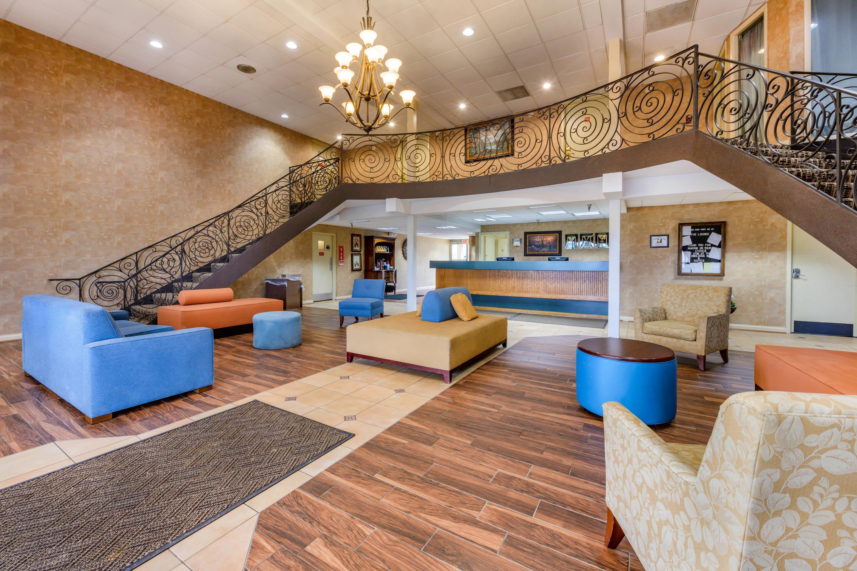 Hotel lobby | Econo Lodge Inn & Suites Triadelphia - Wheeling