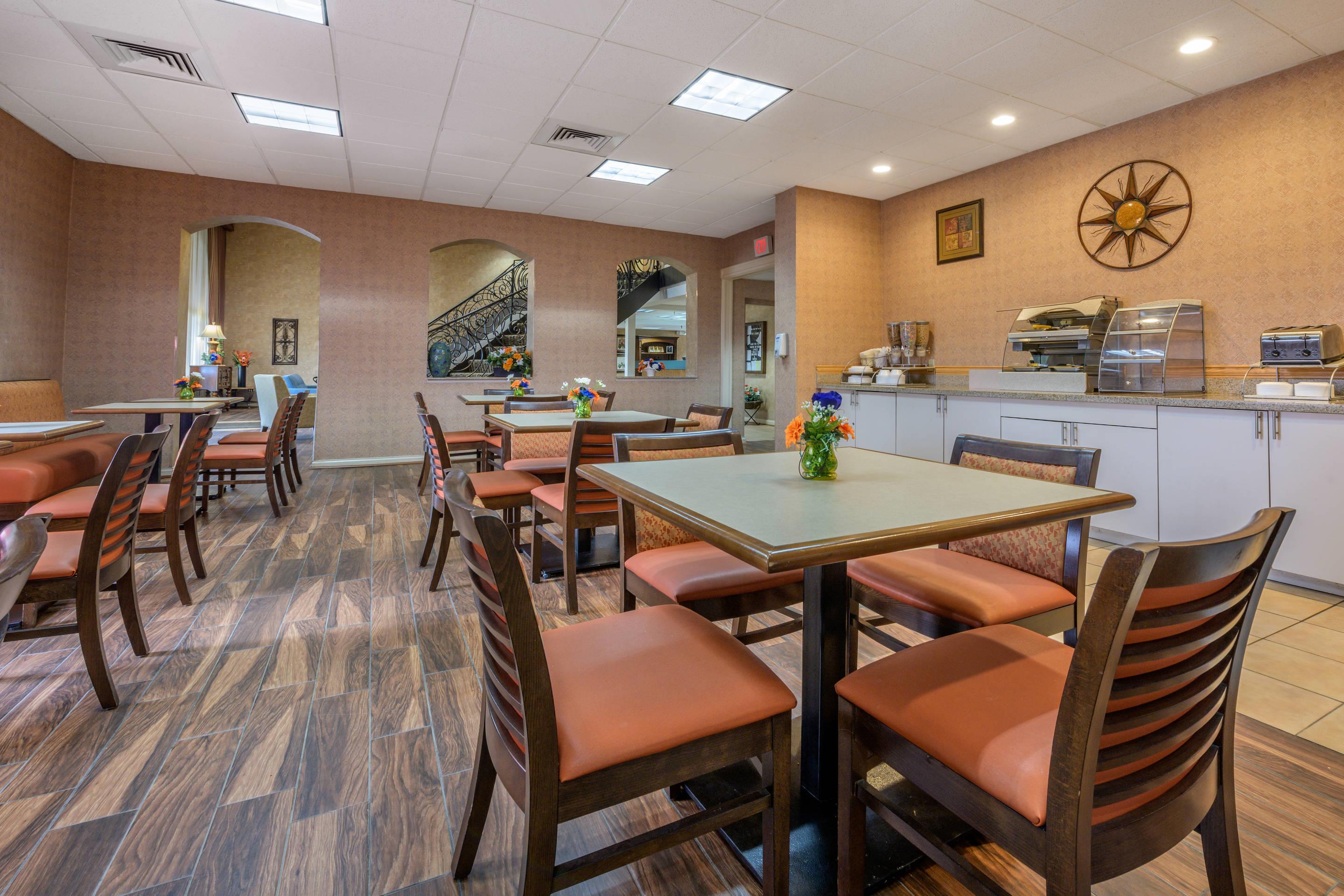 Breakfast area | Econo Lodge Inn & Suites Triadelphia - Wheeling