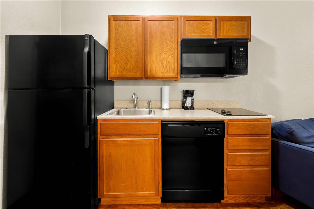 SUBURBAN STUDIOS MORGANTOWN-guestroom-Guest Room,On-Site.jpg