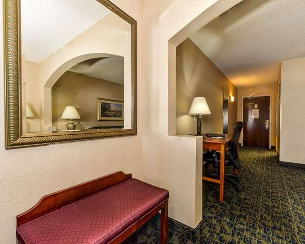  - Quality Inn & Suites Falling Waters - I-81, Exit 20