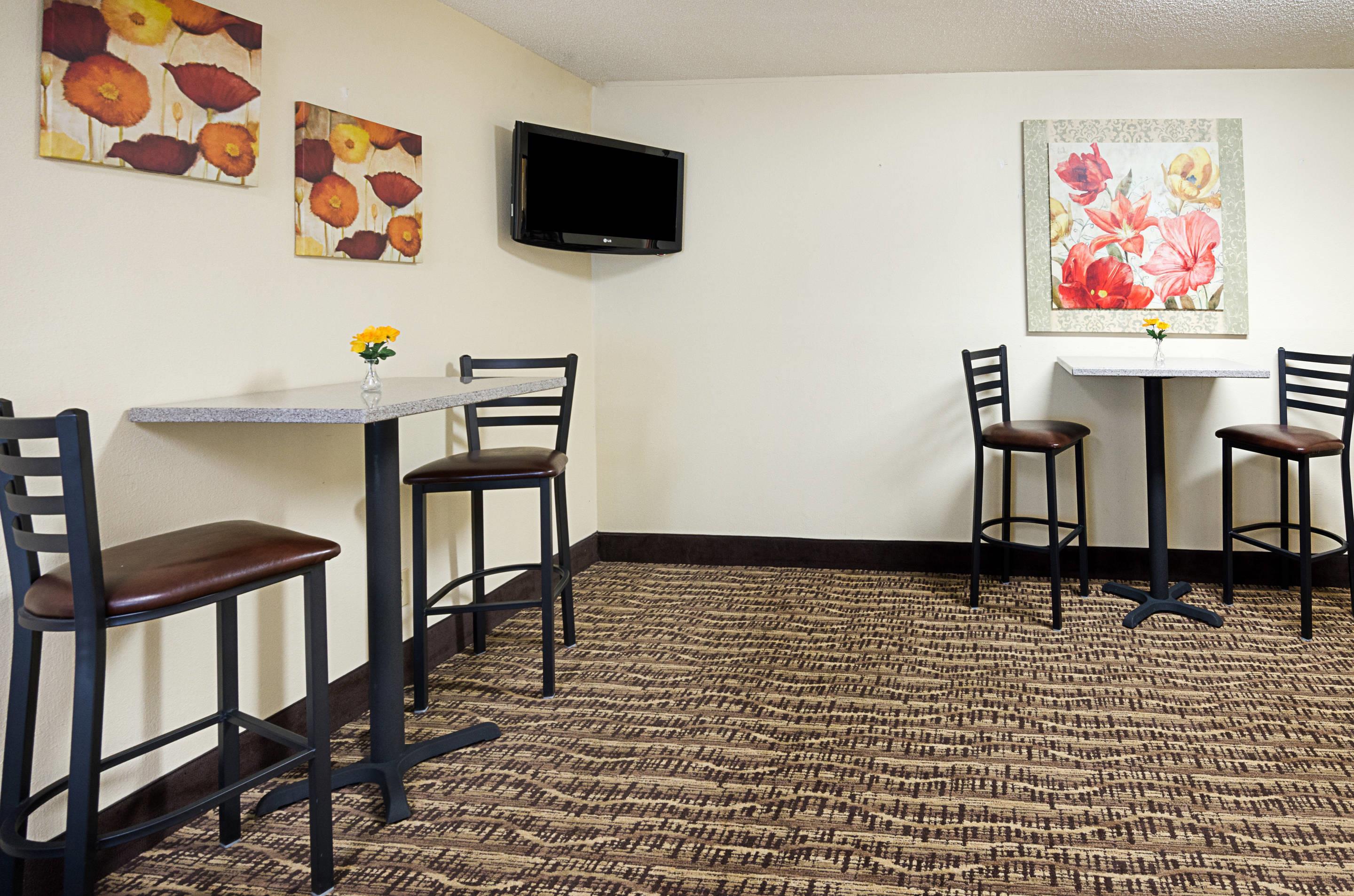 Breakfast area | Quality Inn