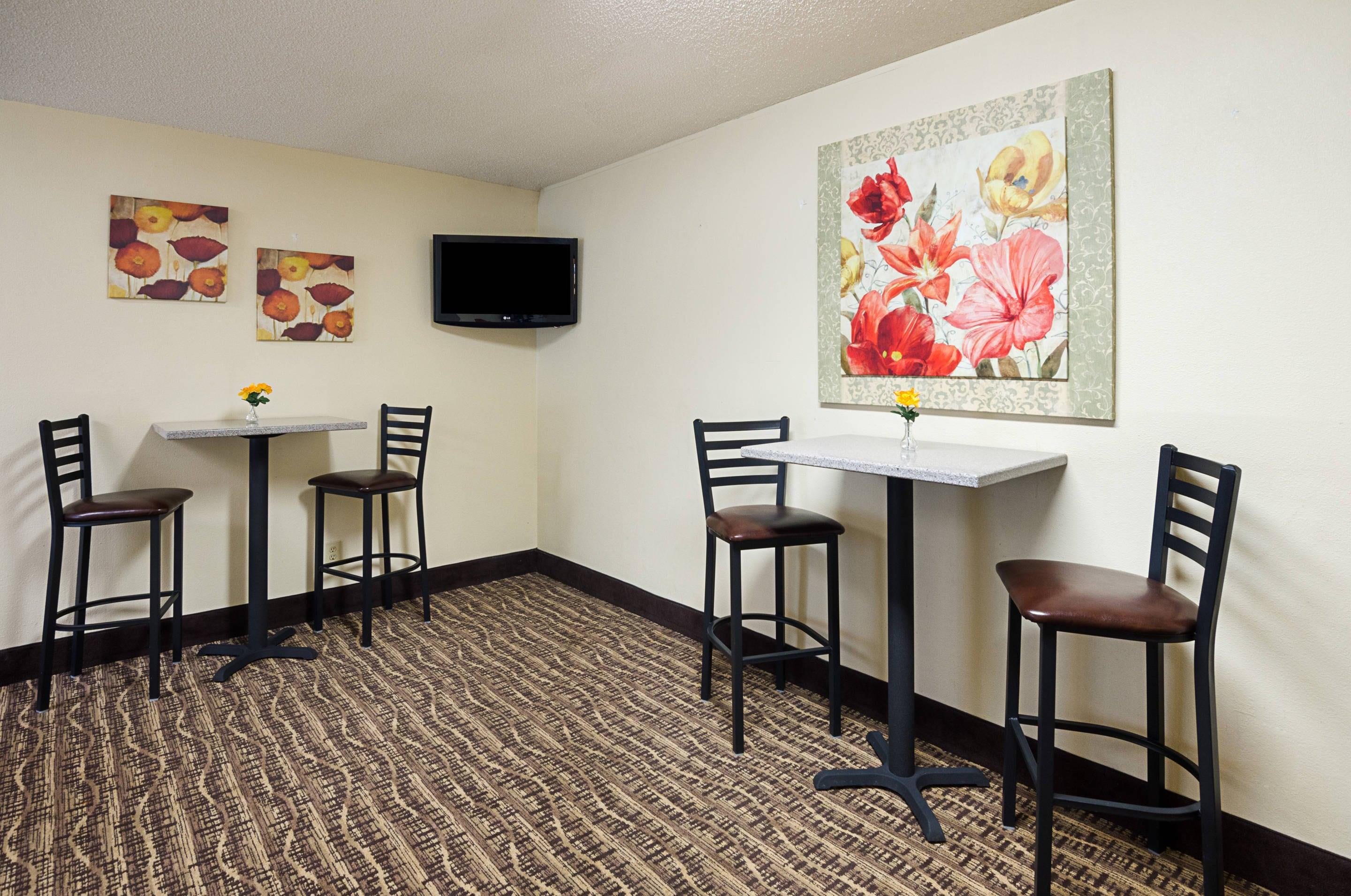 Breakfast area | Quality Inn