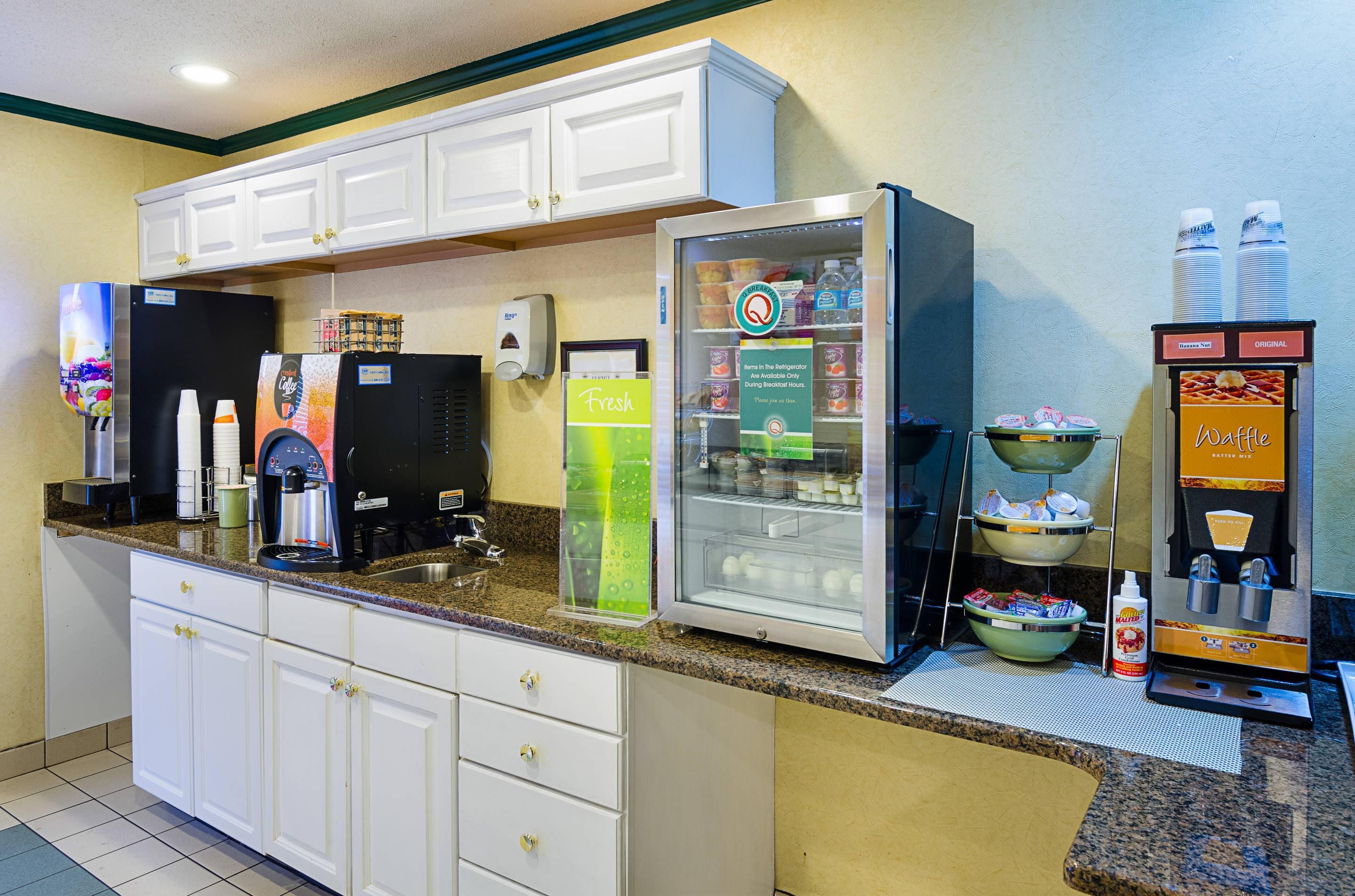 Breakfast area | Quality Inn