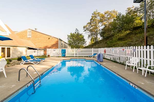 Pool - Quality Inn Morgantown - I-68, Exit 1
