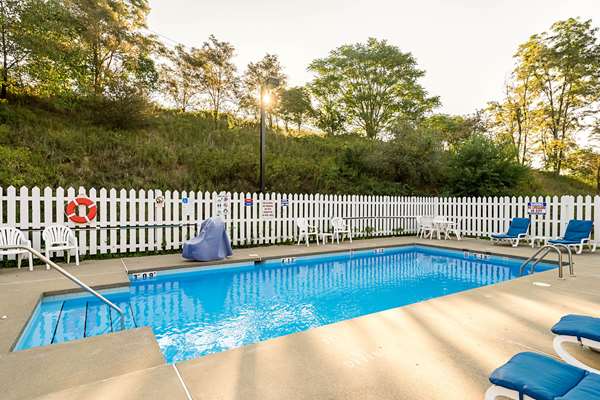 Pool - Quality Inn Morgantown - I-68, Exit 1