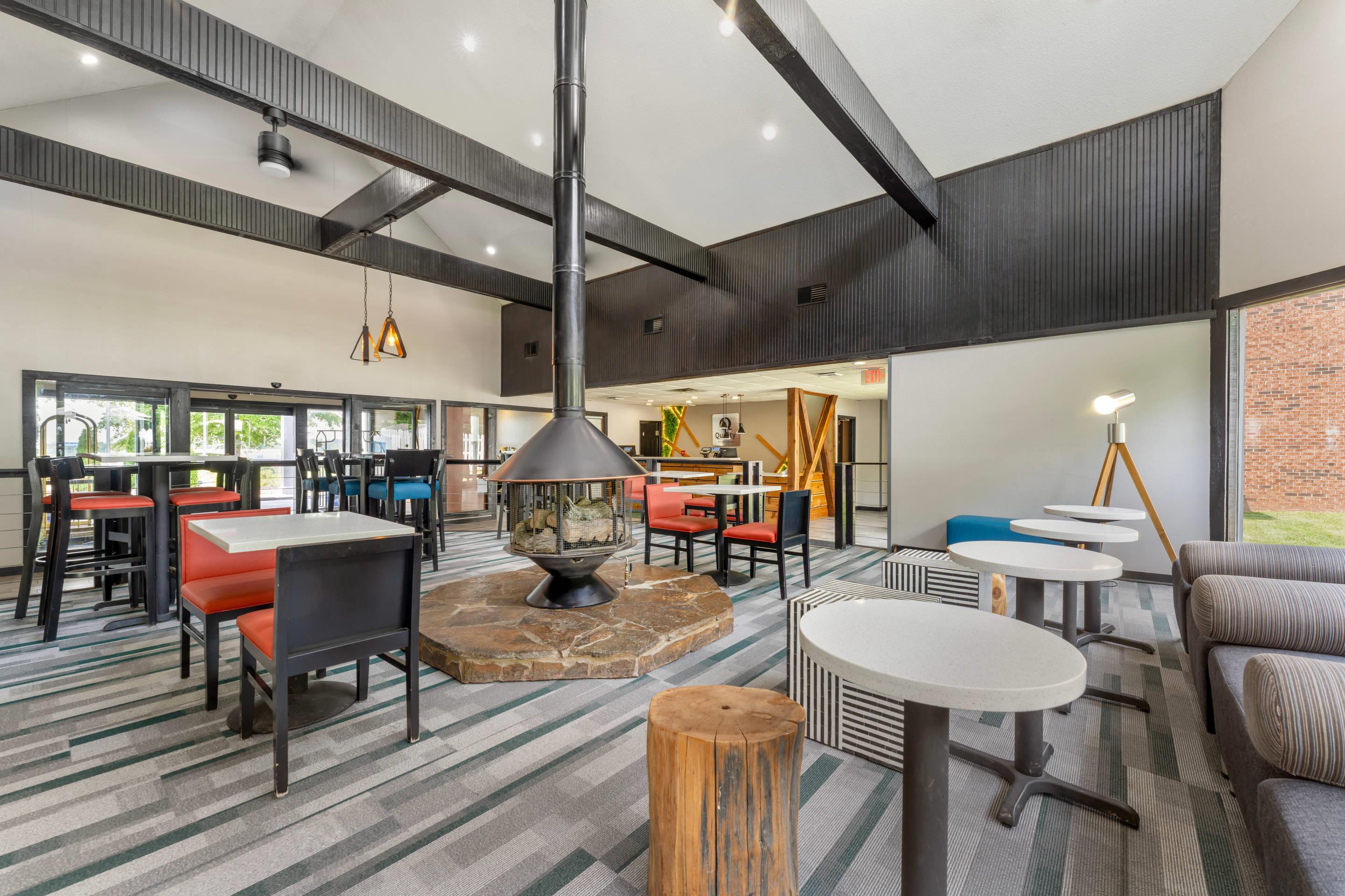 Lobby with sitting area | Quality Inn