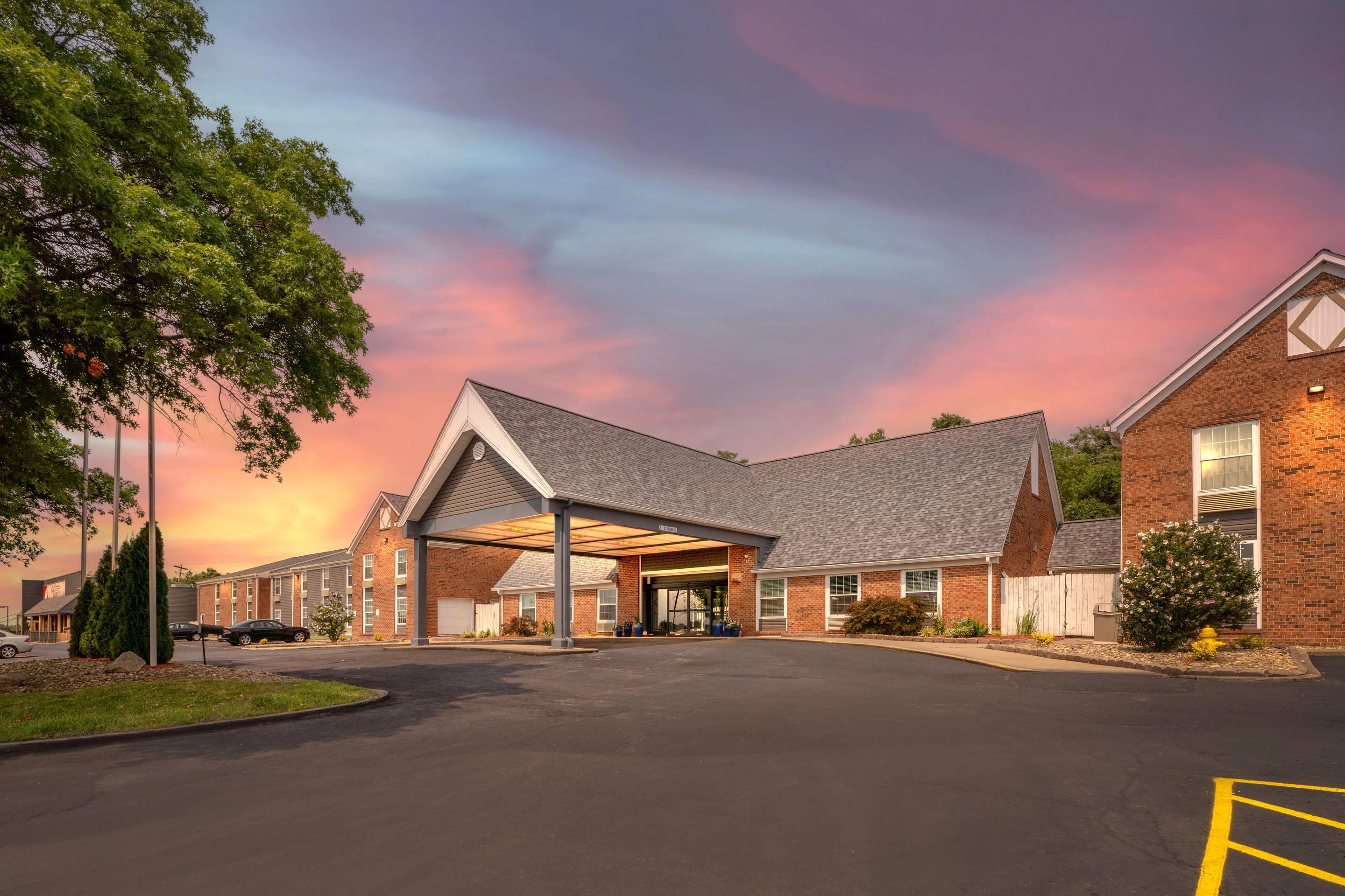 Hotel at night | Quality Inn