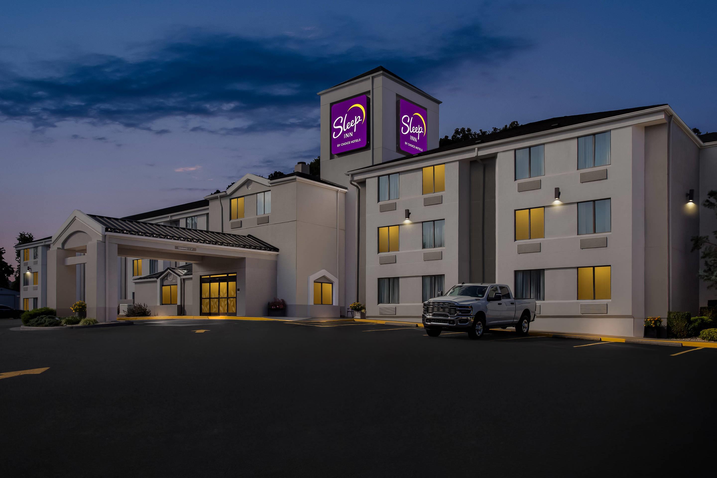 Hotel at Night | Sleep Inn Charleston North