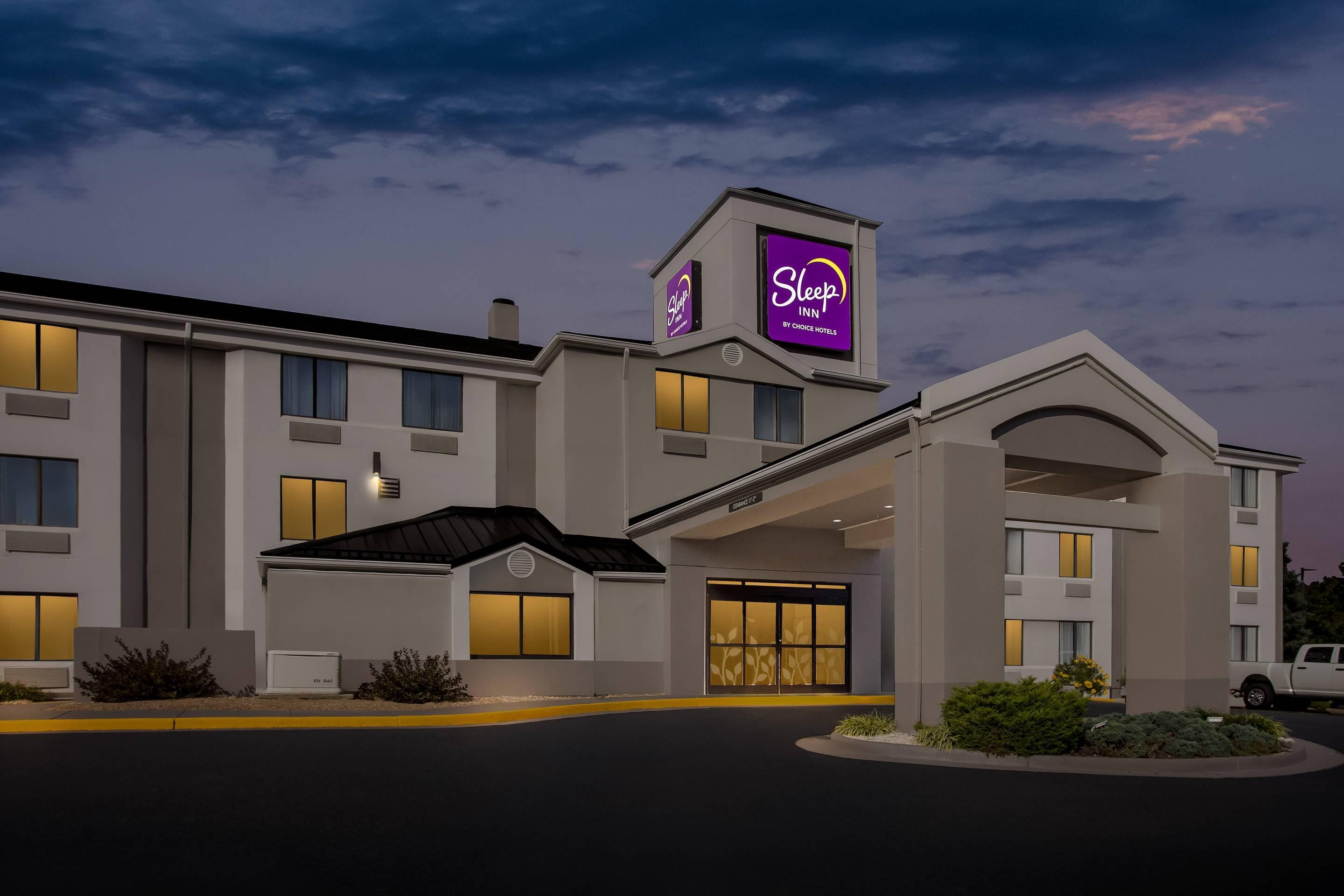 Hotel at Night | Sleep Inn Charleston North