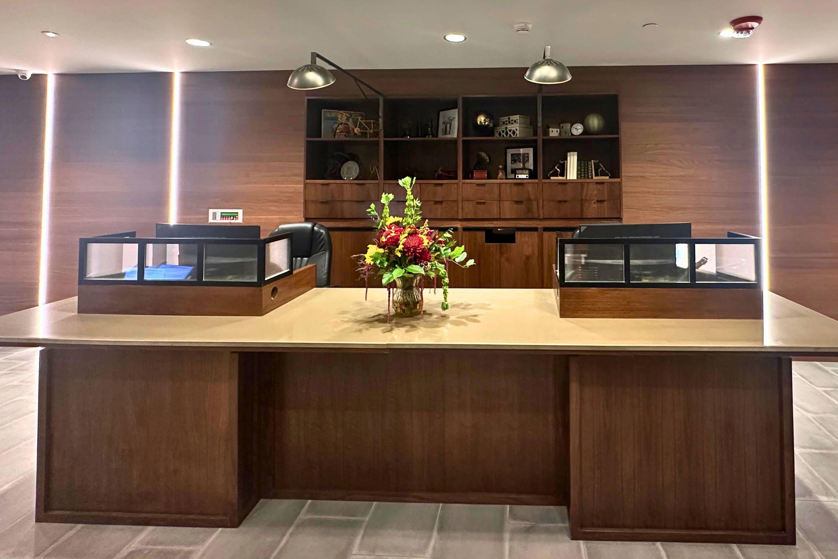Front desk | Clarion Hotel Rock Springs - Green River