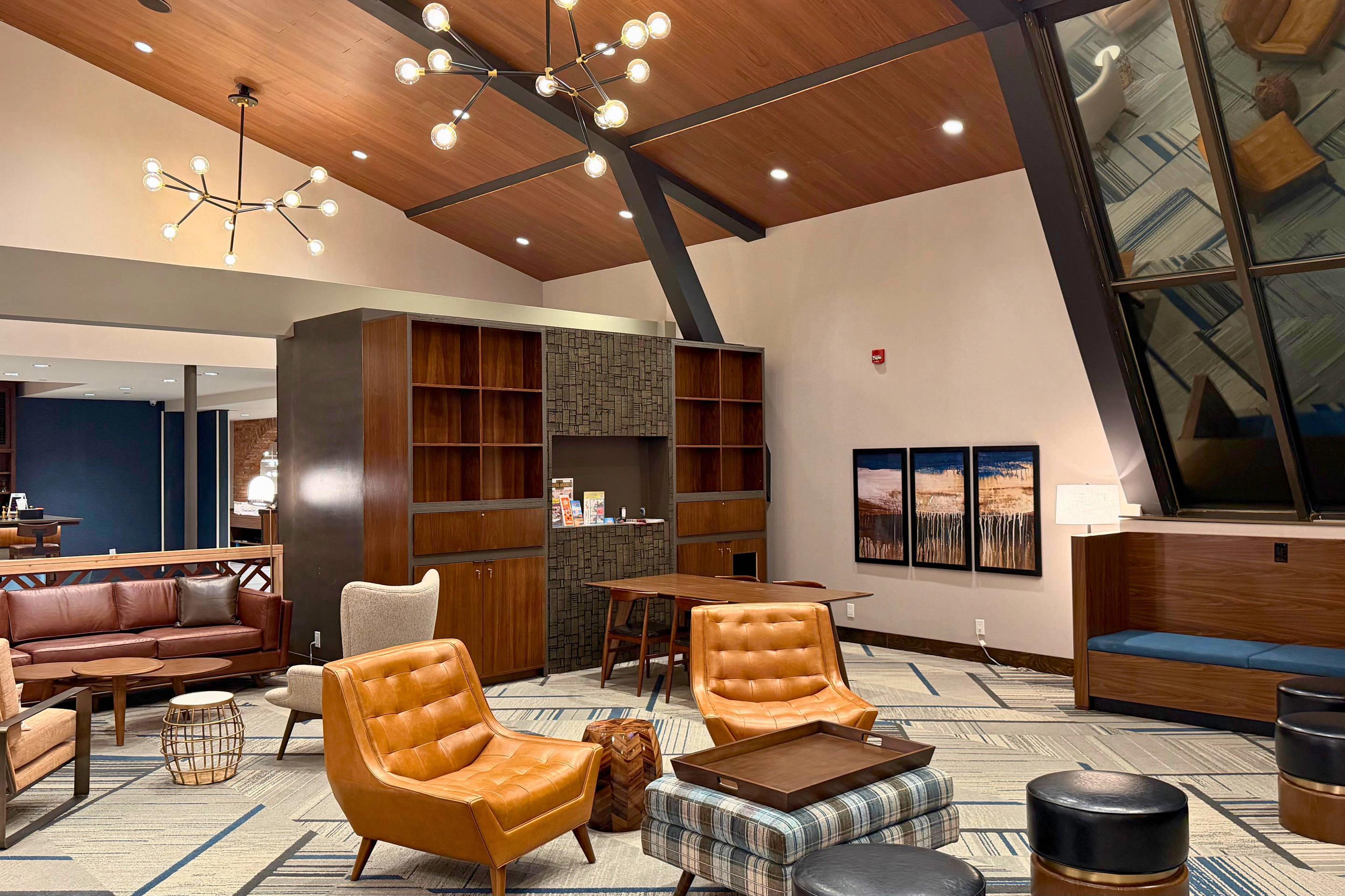 Lobby with Library | Clarion Hotel Rock Springs - Green River