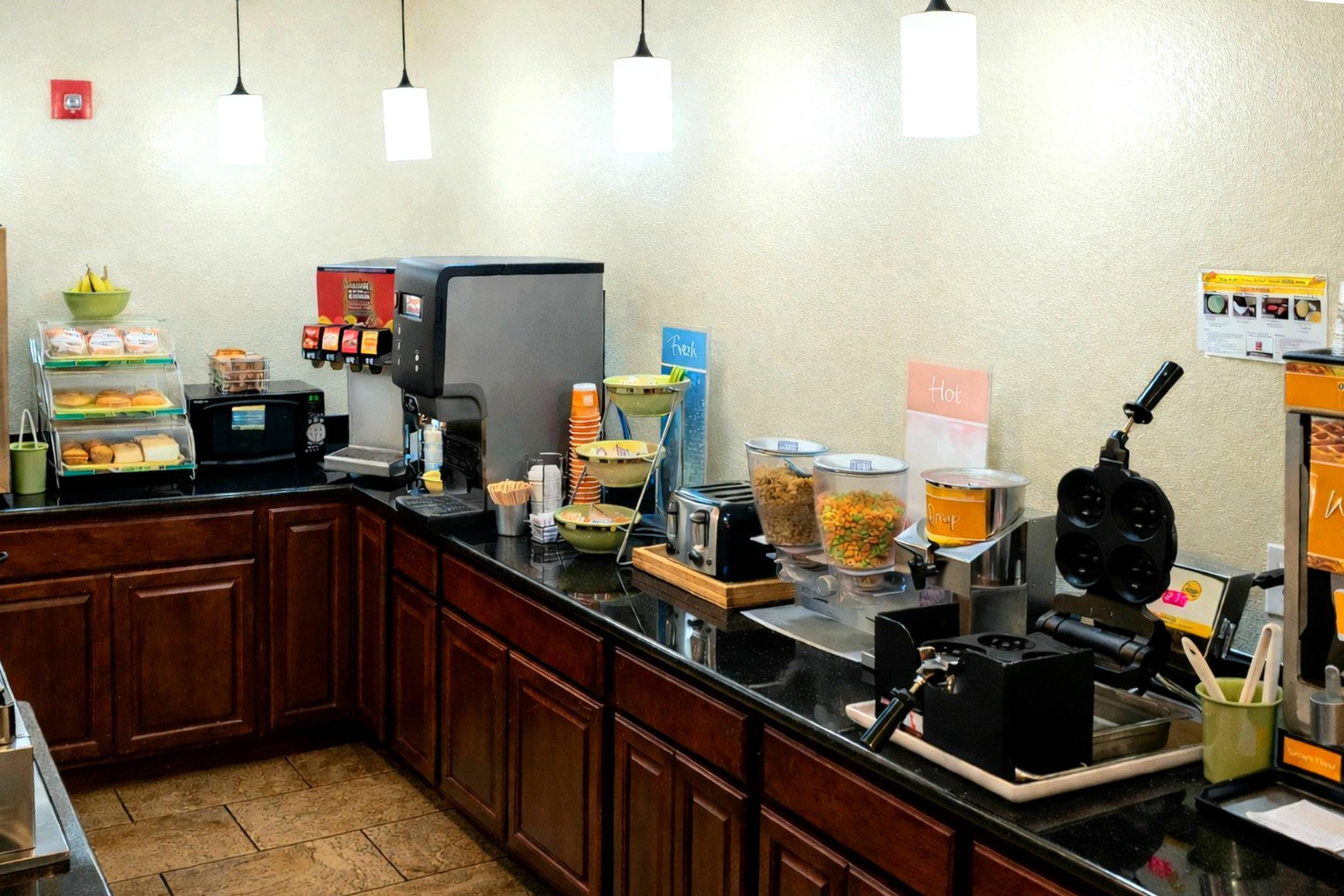 Breakfast area | Quality Inn