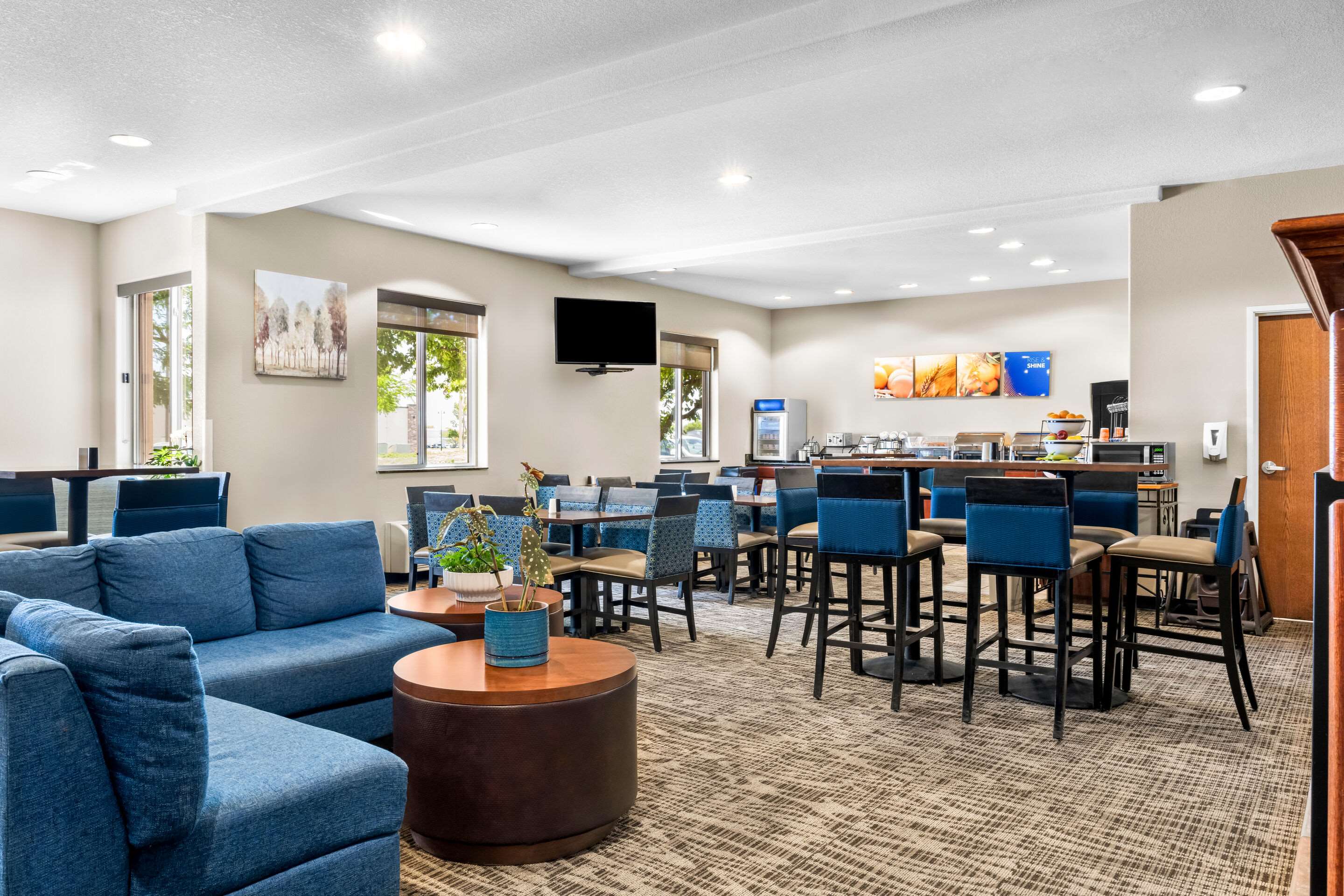 Breakfast Seating in Lobby | Comfort Inn And Suites