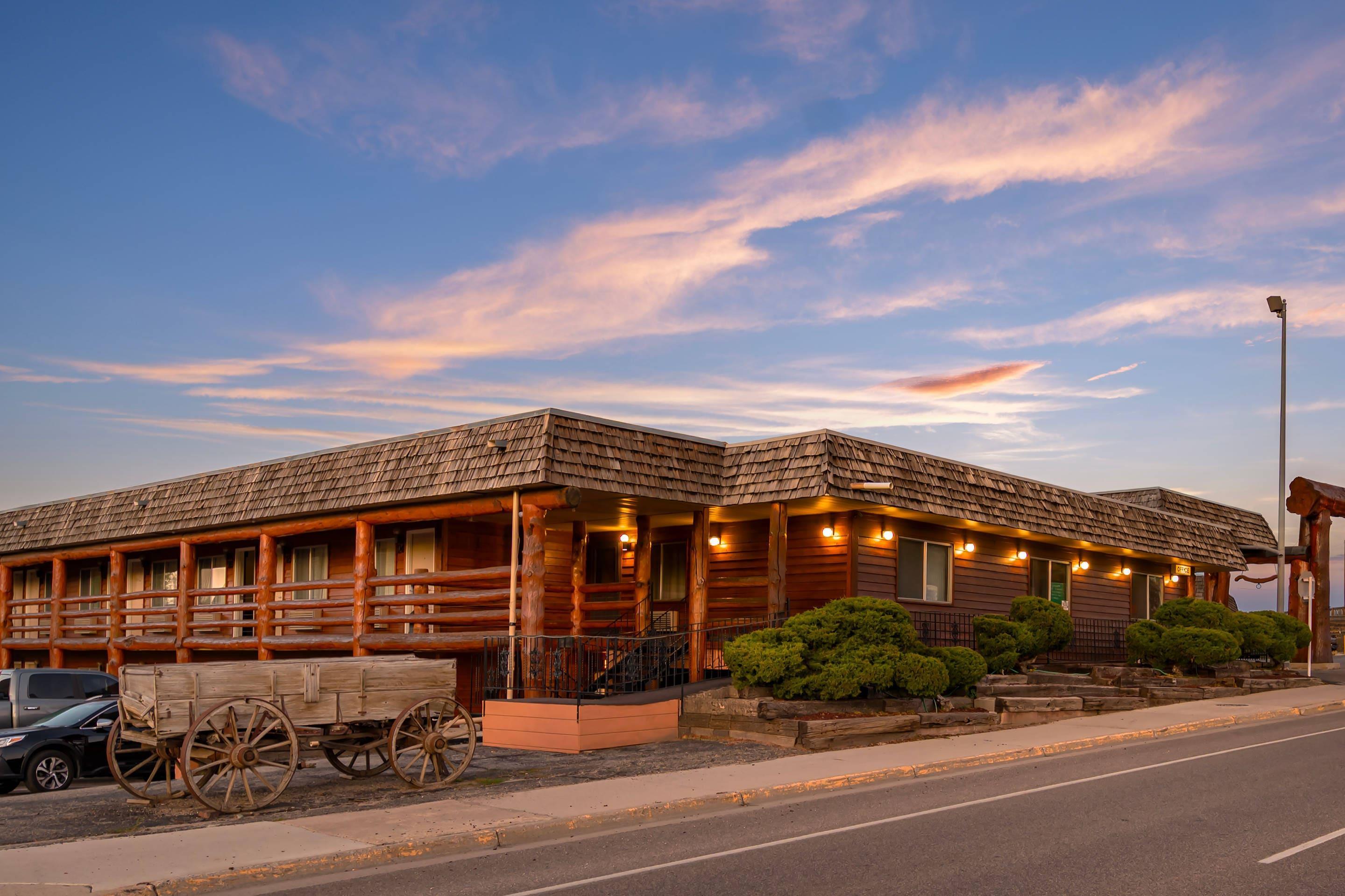 Hotel at night | Rodeway Inn & Suites Pronghorn Lodge Lander