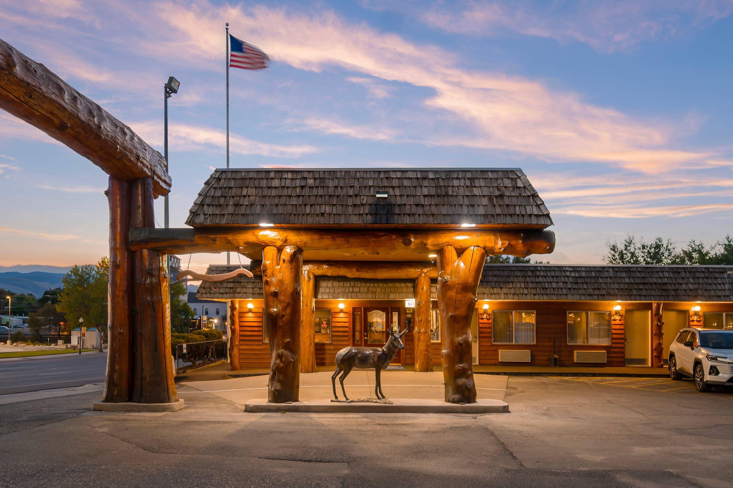 Hotel at night | Rodeway Inn & Suites Pronghorn Lodge Lander
