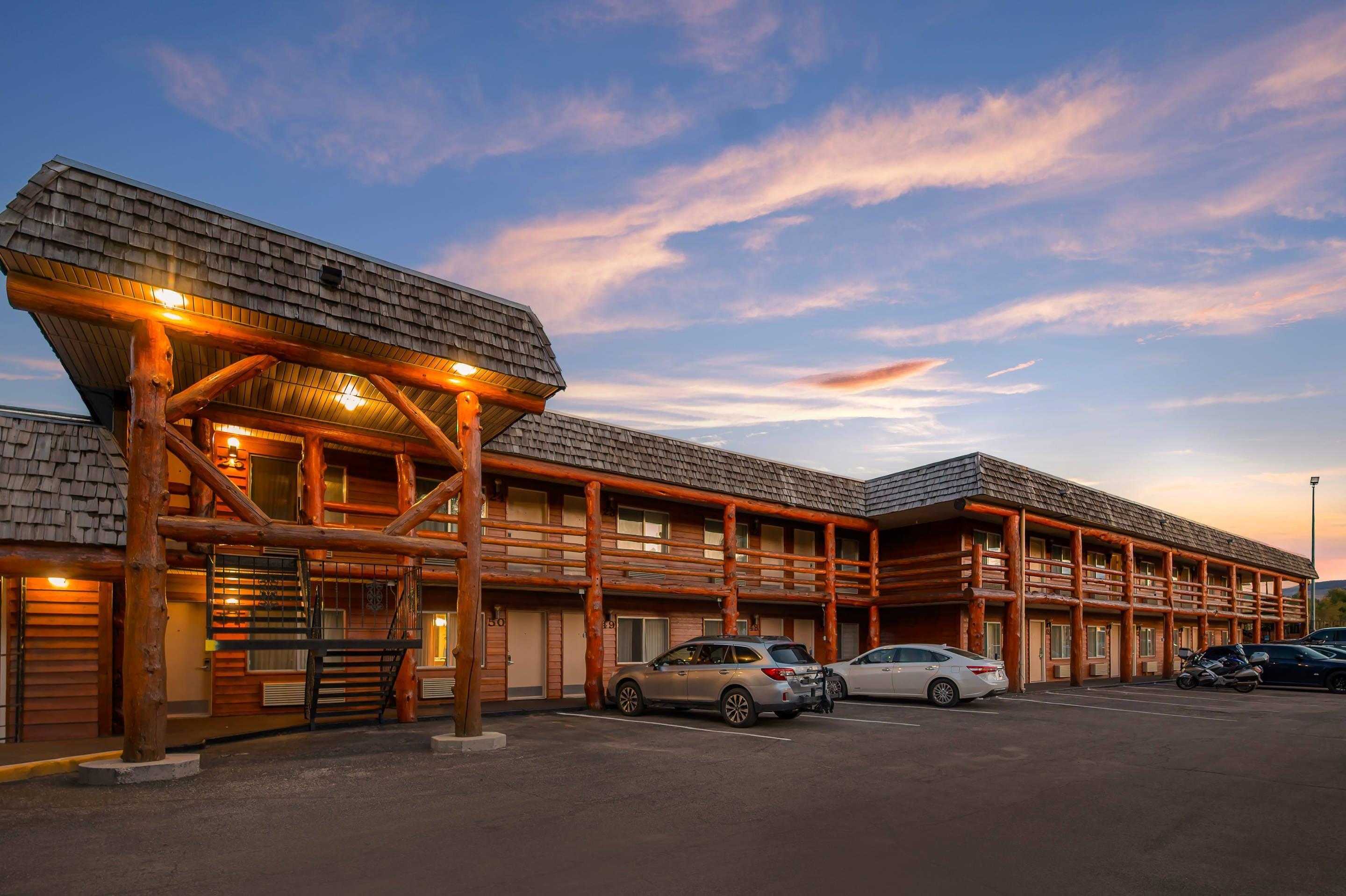 Hotel at night | Rodeway Inn & Suites Pronghorn Lodge Lander