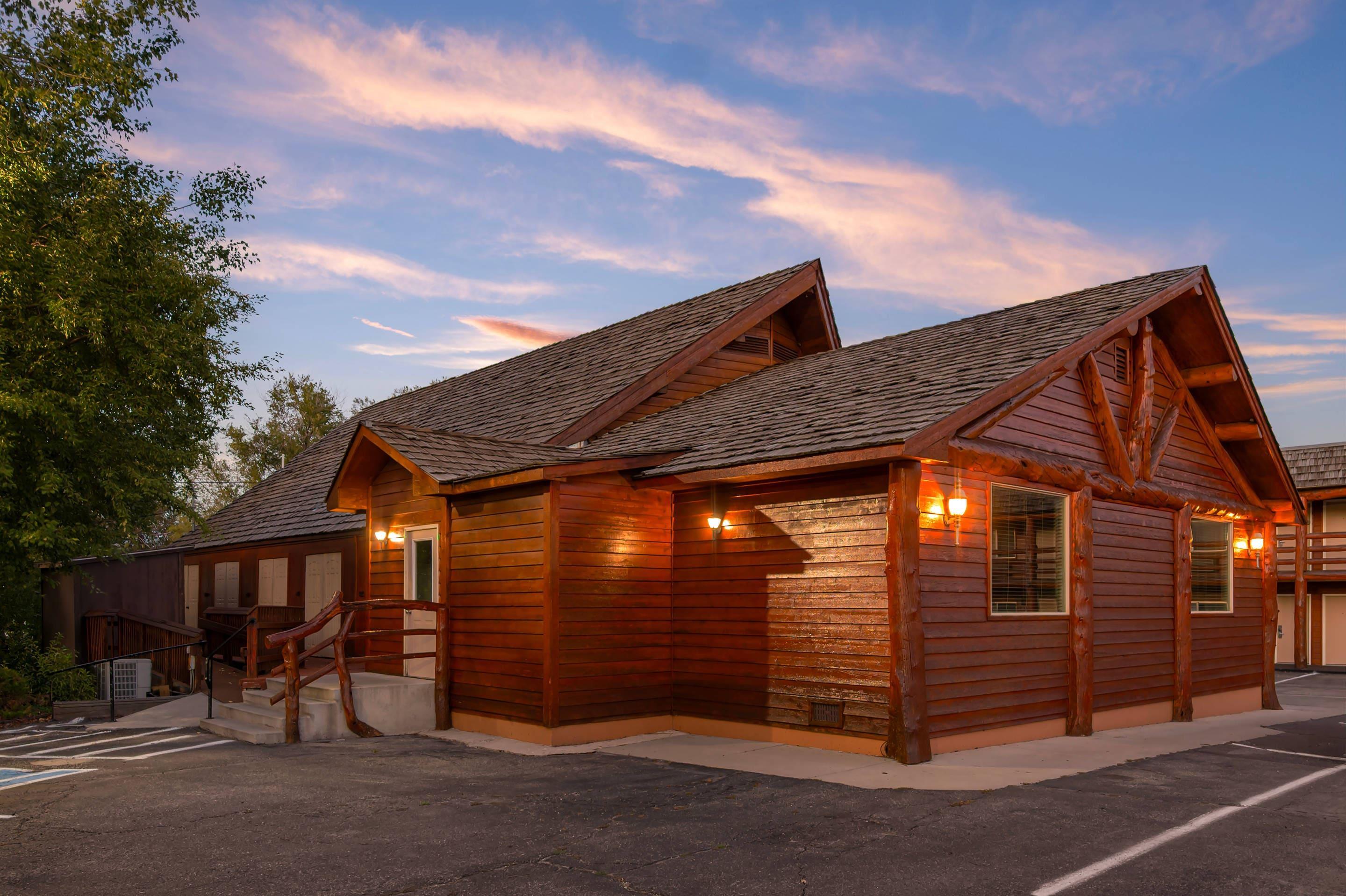 Hotel at night | Rodeway Inn & Suites Pronghorn Lodge Lander