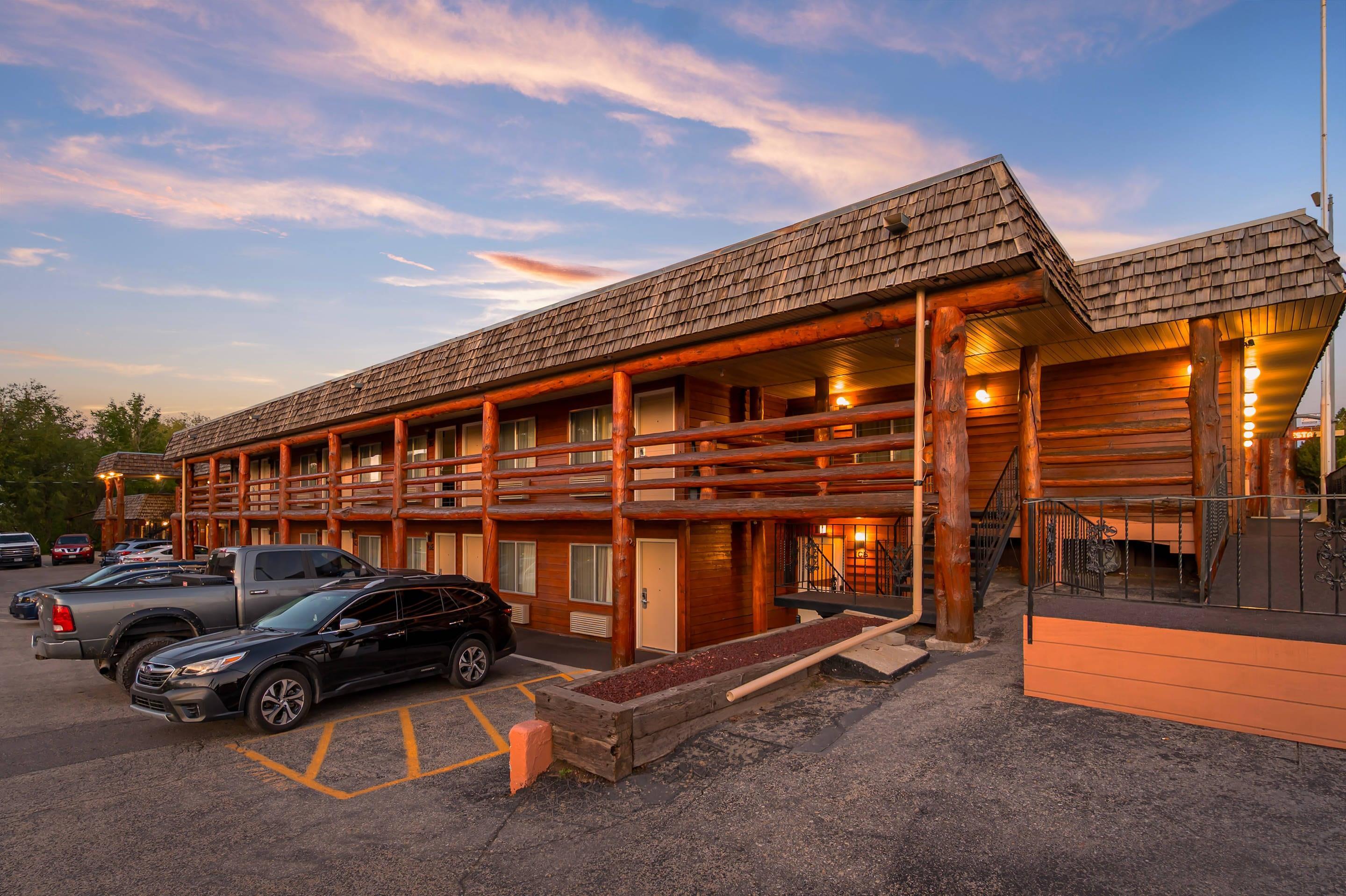 Hotel at night | Rodeway Inn & Suites Pronghorn Lodge Lander