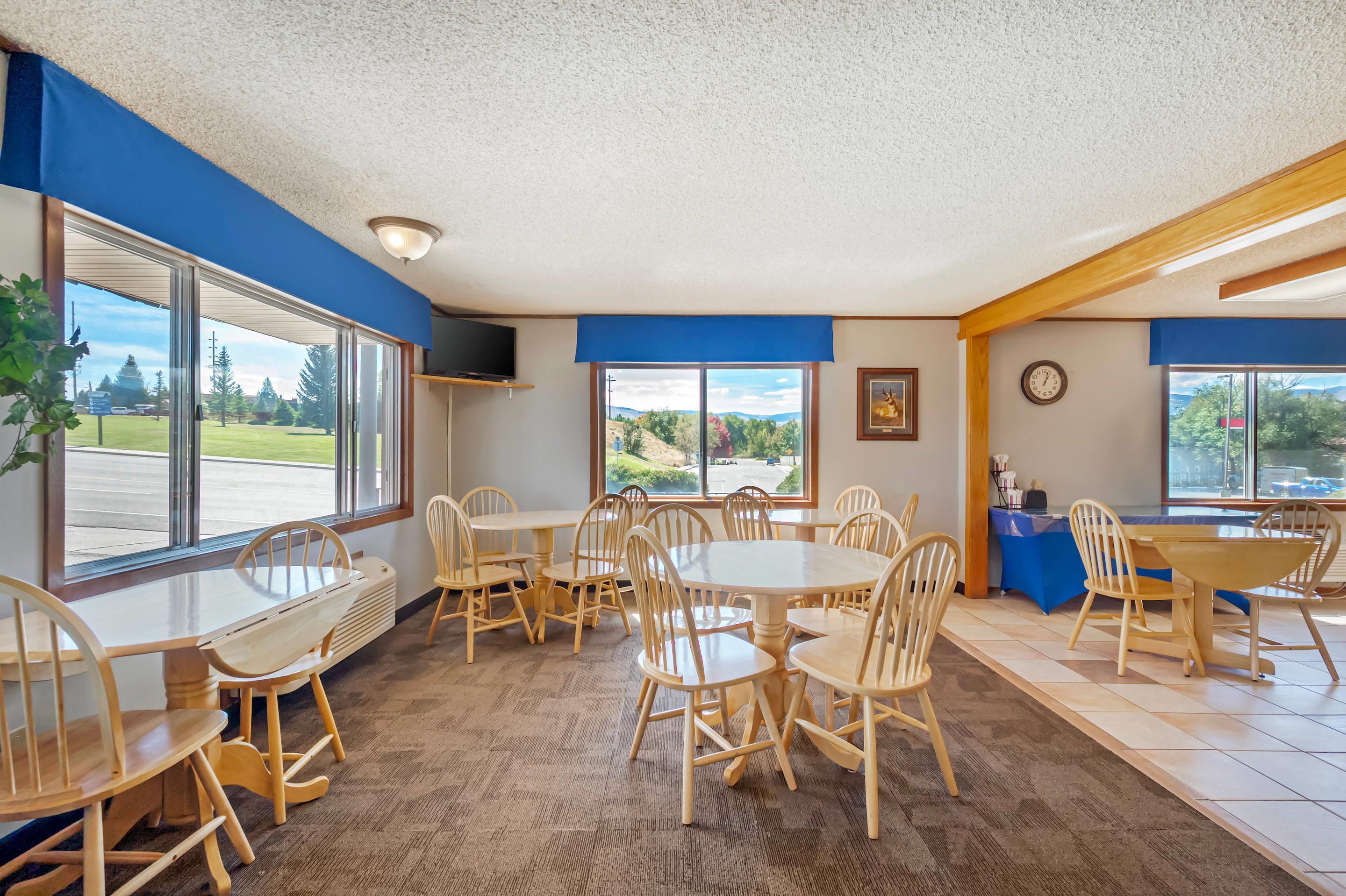 Enjoy breakfast in this seating area | Rodeway Inn & Suites Pronghorn Lodge Lander