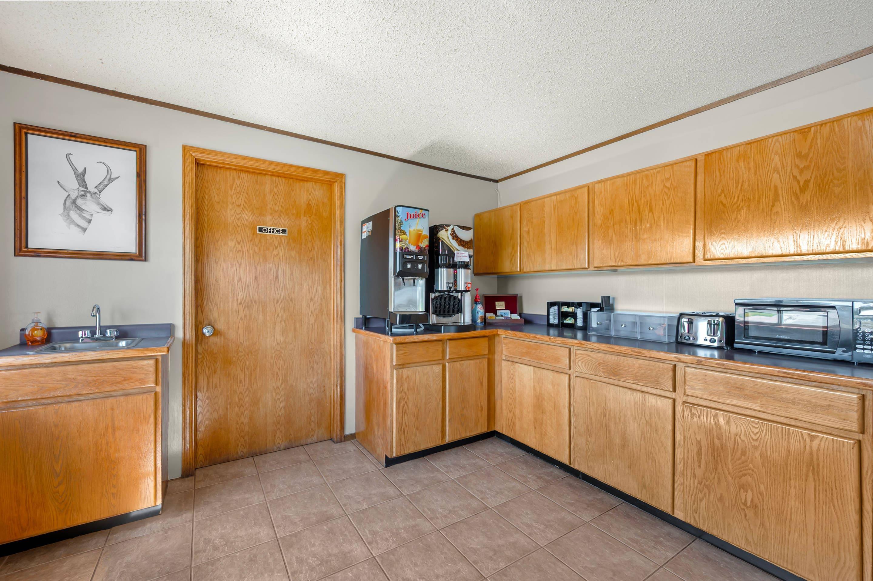 Breakfast area | Rodeway Inn & Suites Pronghorn Lodge Lander