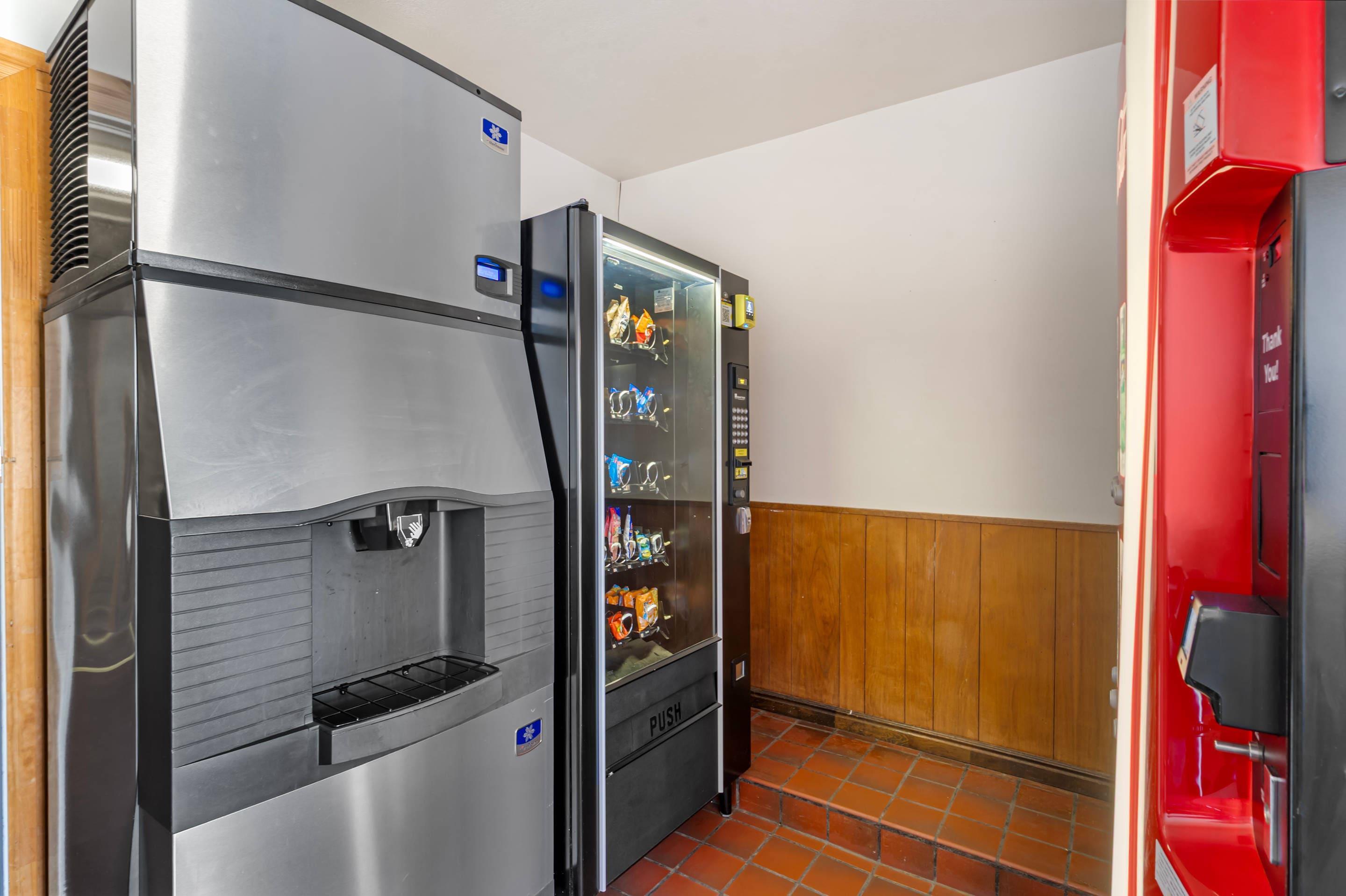 Hotel vending area | Rodeway Inn & Suites Pronghorn Lodge Lander