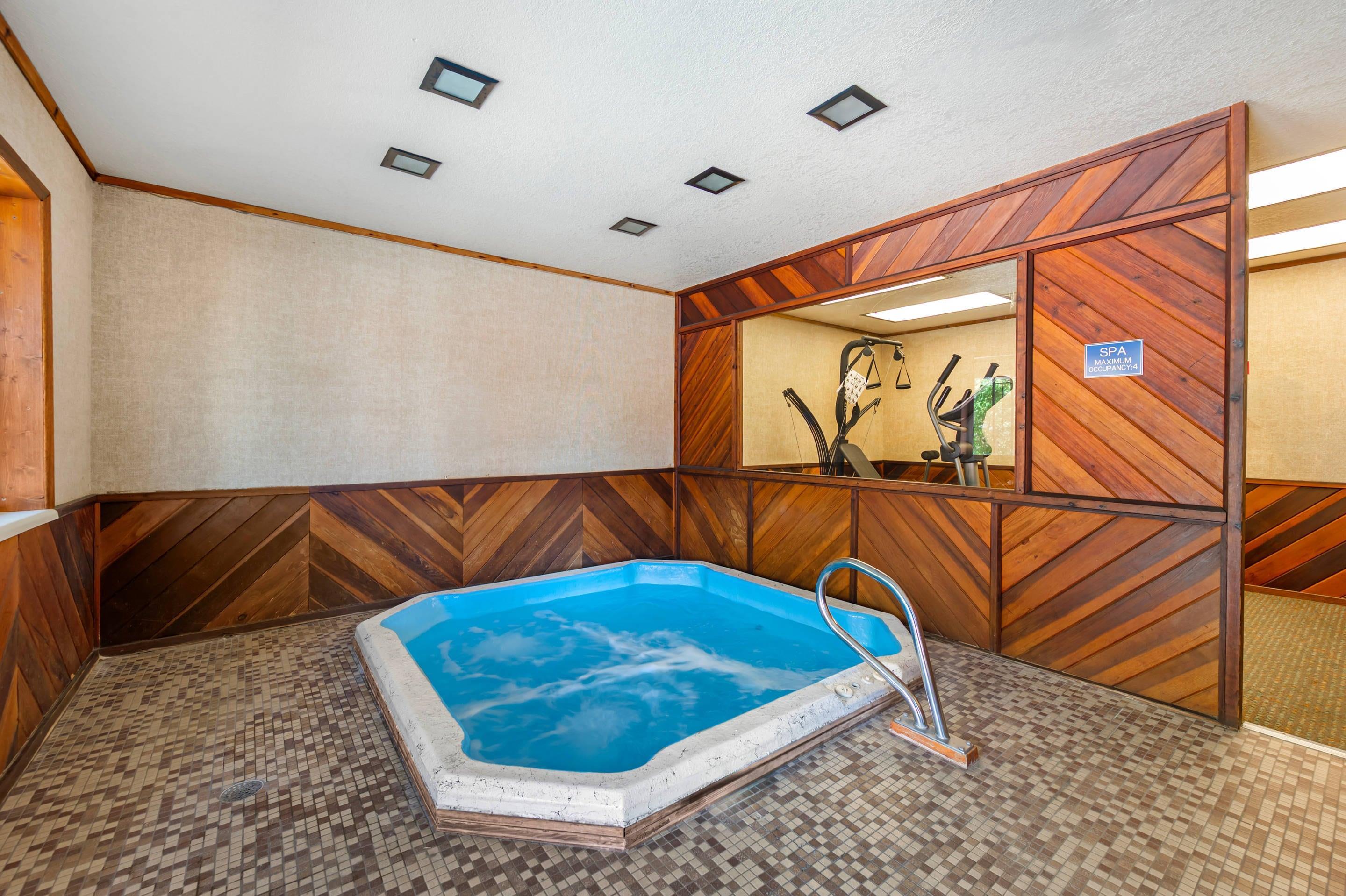 Indoor hot tub | Rodeway Inn & Suites Pronghorn Lodge Lander