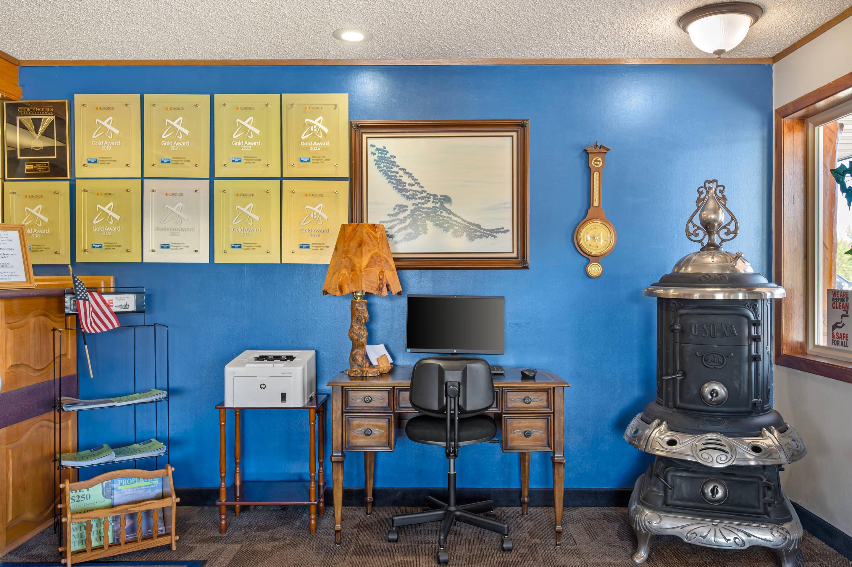 Business center | Rodeway Inn & Suites Pronghorn Lodge Lander