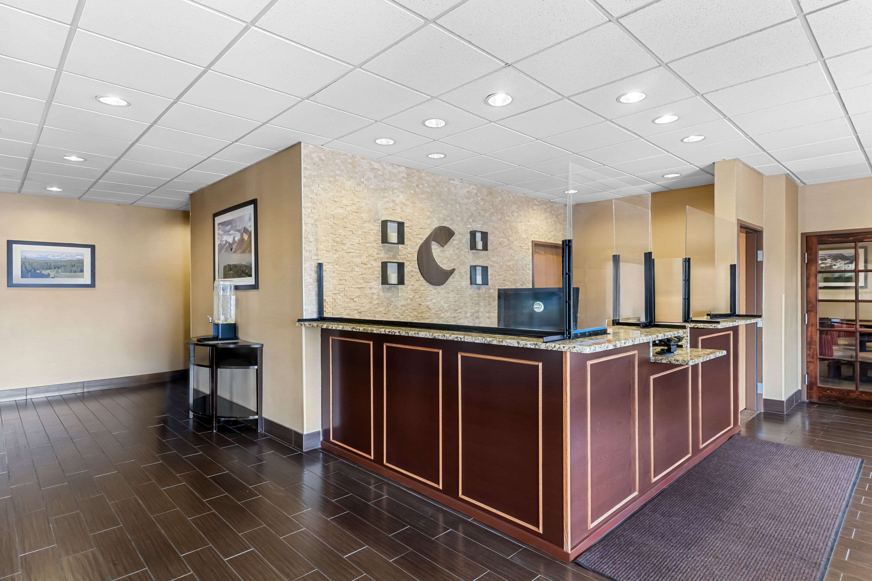 Front desk | Comfort Inn & Suites Near University of Wyoming