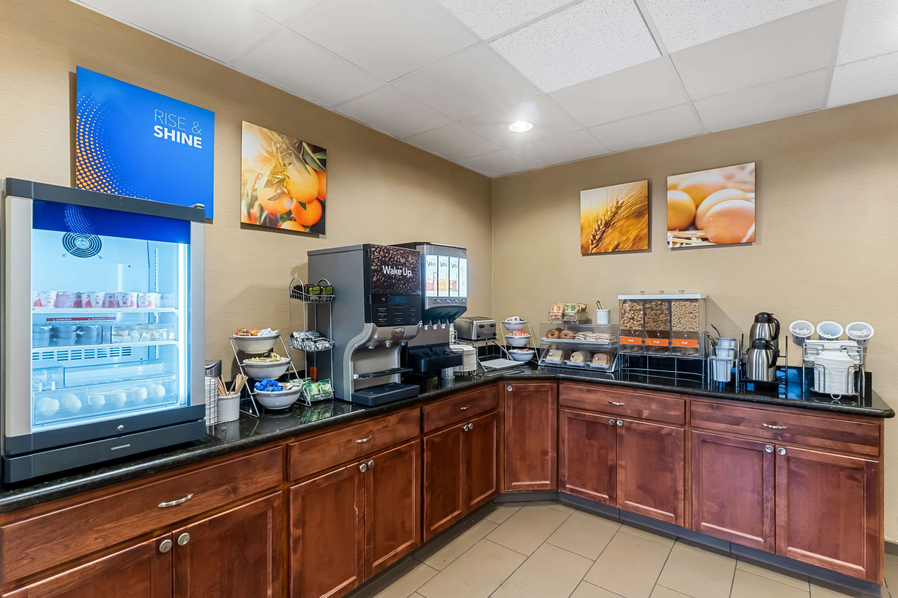 Breakfast area | Comfort Inn & Suites Near University of Wyoming