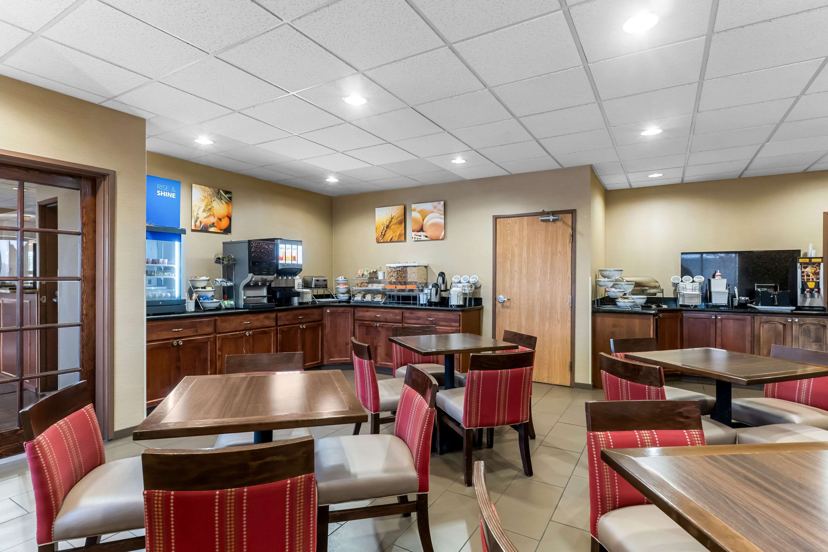 Enjoy breakfast in this seating area | Comfort Inn & Suites Near University of Wyoming