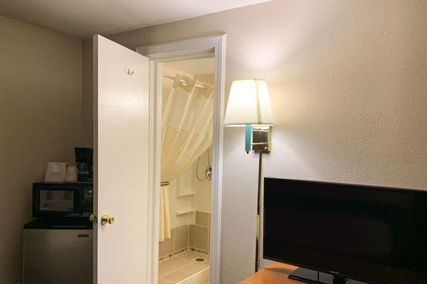  - Rodeway Inn & Suites Sheridan - I-90, Exit 23