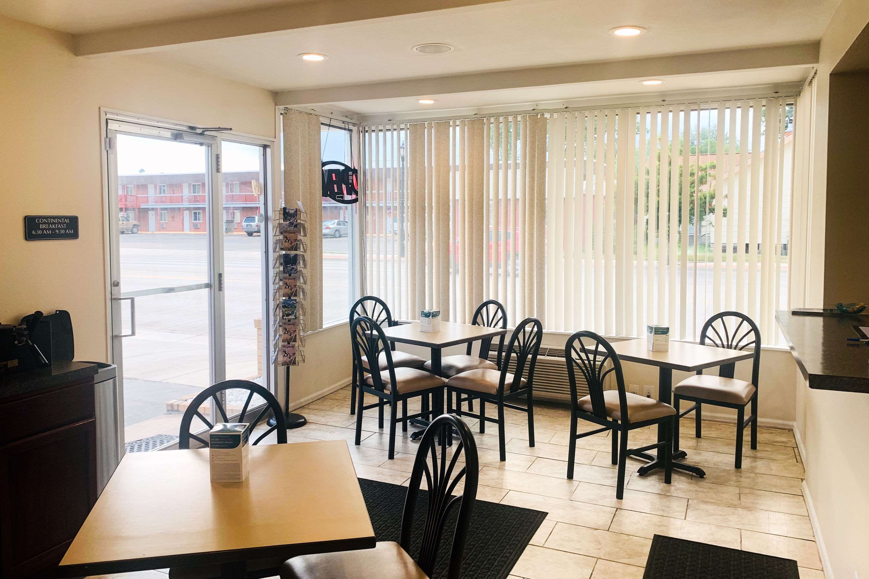 Breakfast area | Rodeway Inn & Suites Sheridan