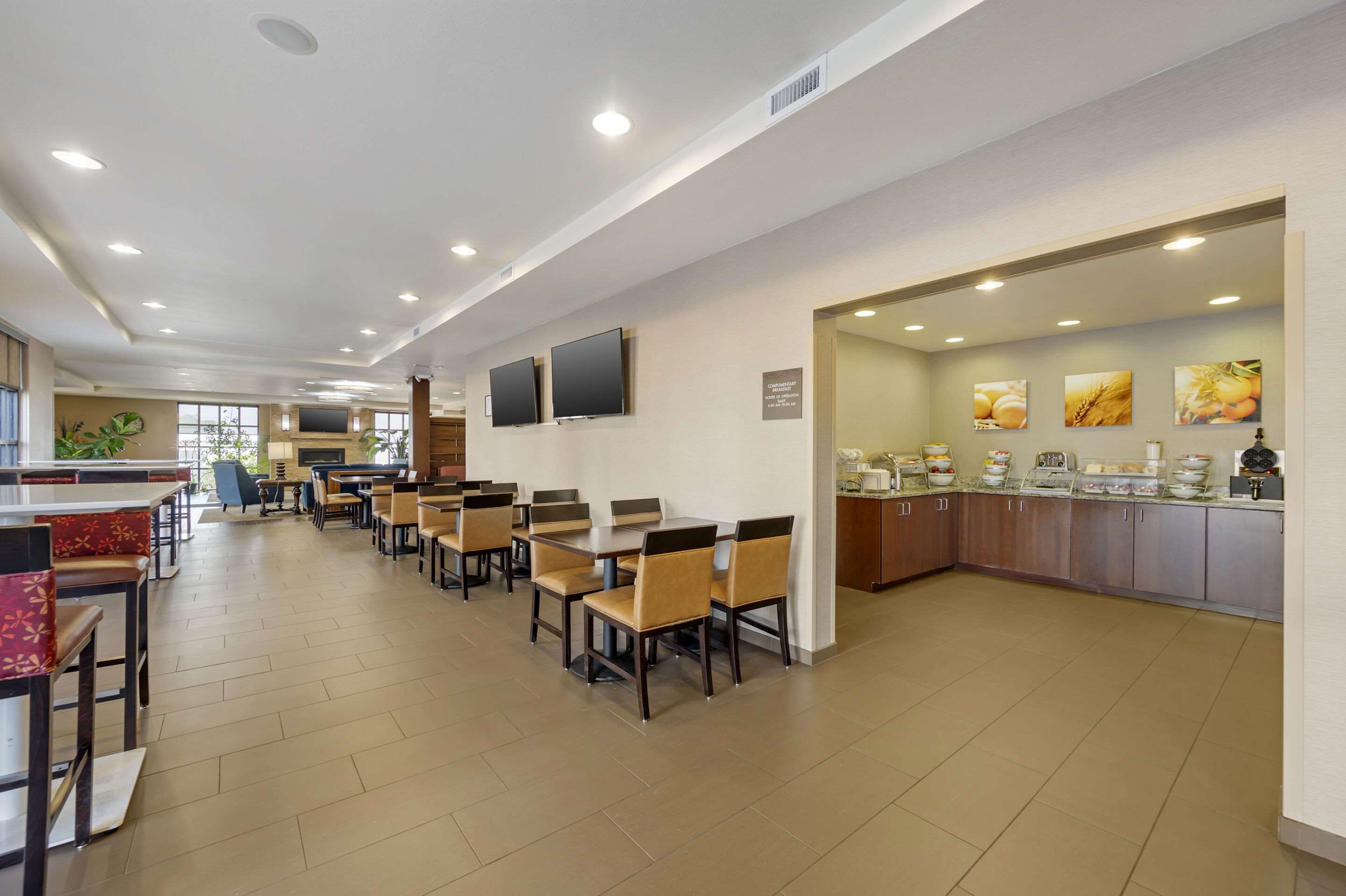 Enjoy breakfast in this seating area | Comfort Inn & Suites