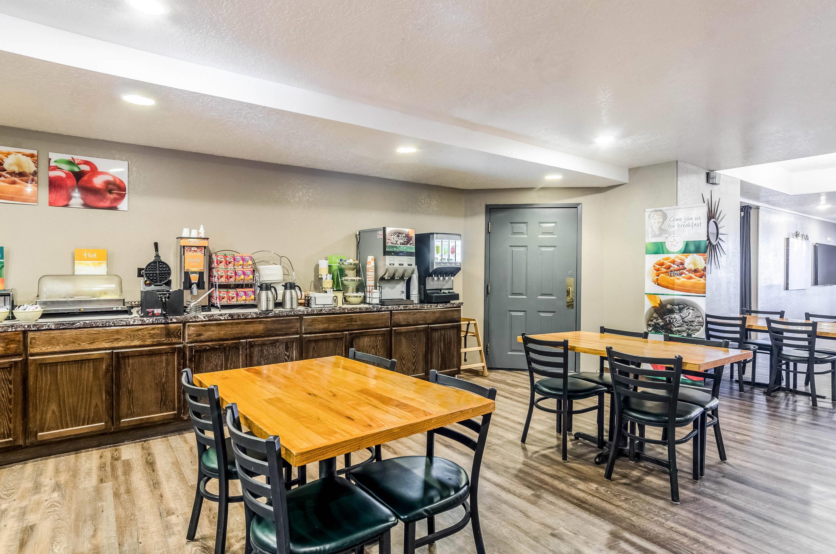 Breakfast area | Quality Inn