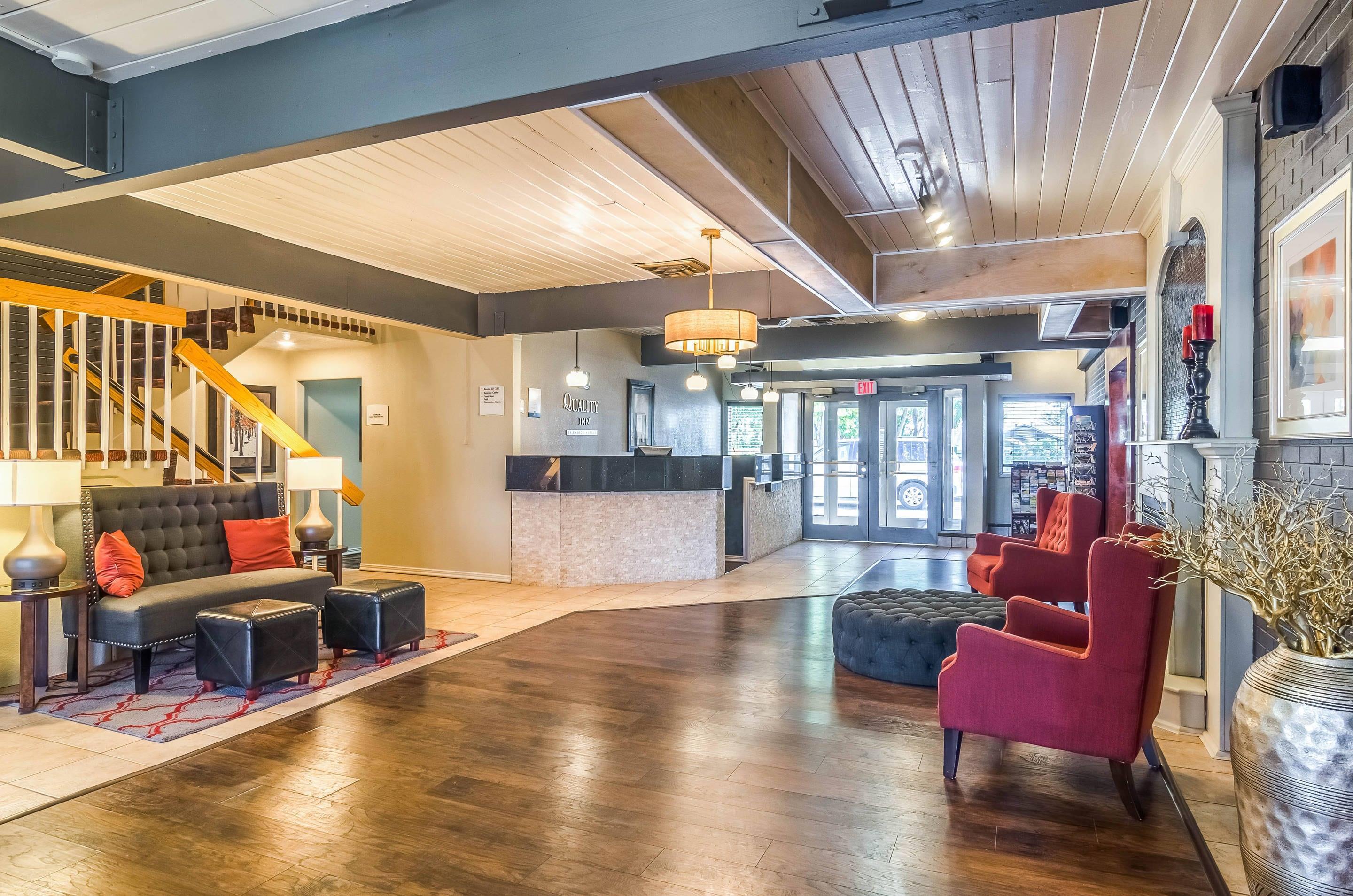 Lobby with sitting area | Quality Inn
