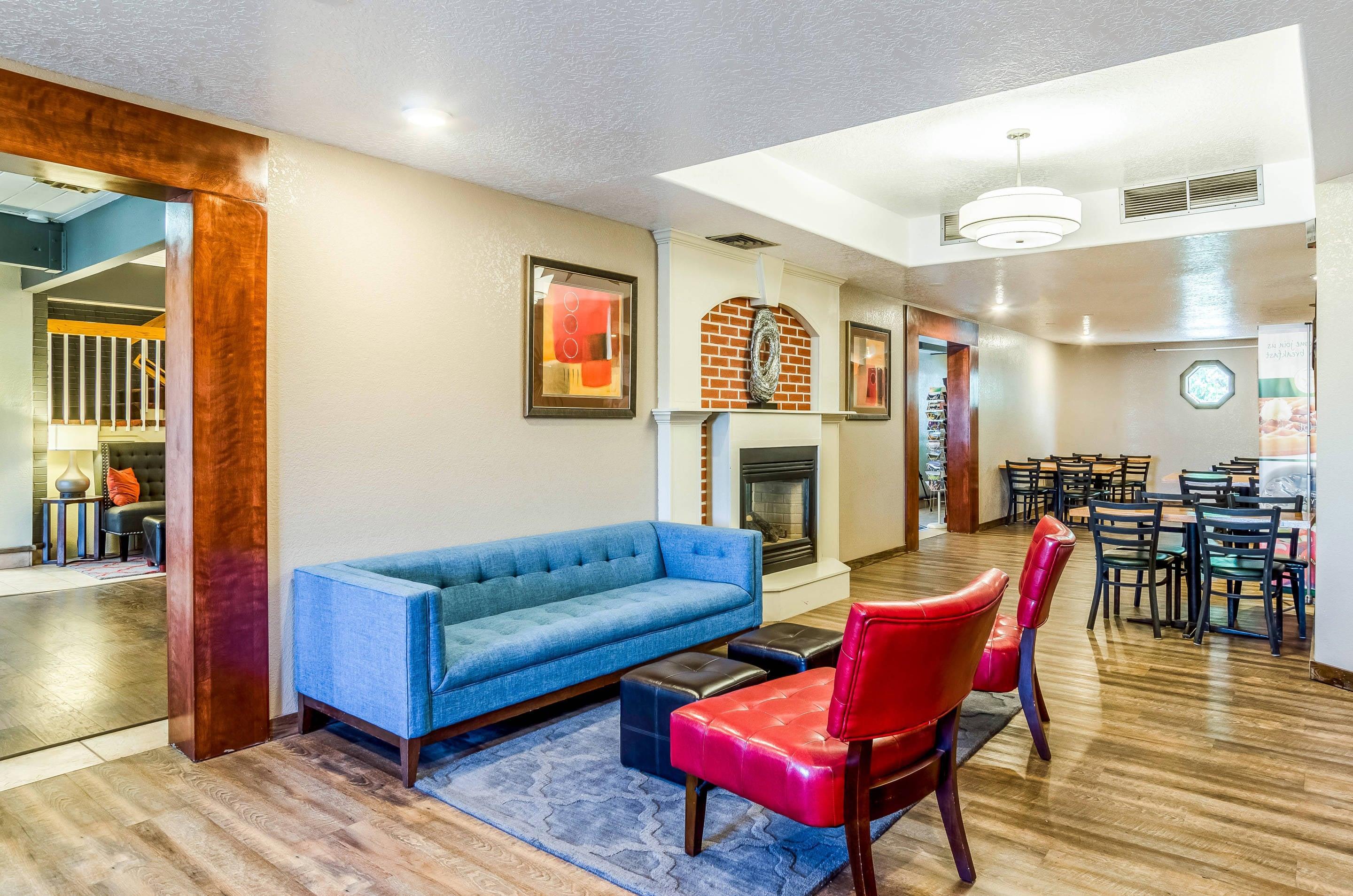 Lobby with sitting area | Quality Inn