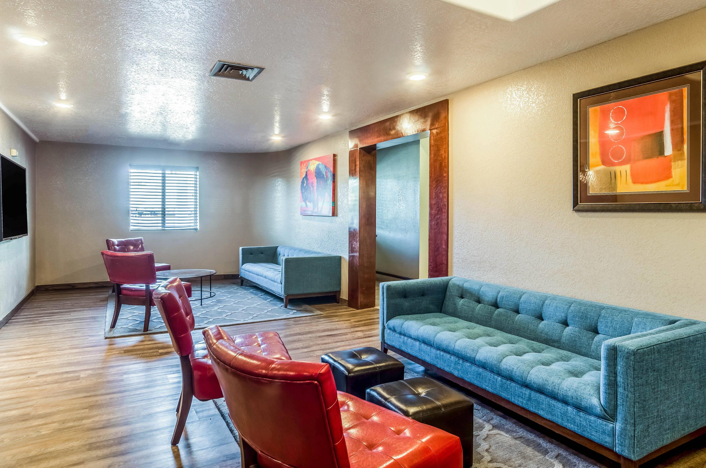 Lobby with sitting area | Quality Inn