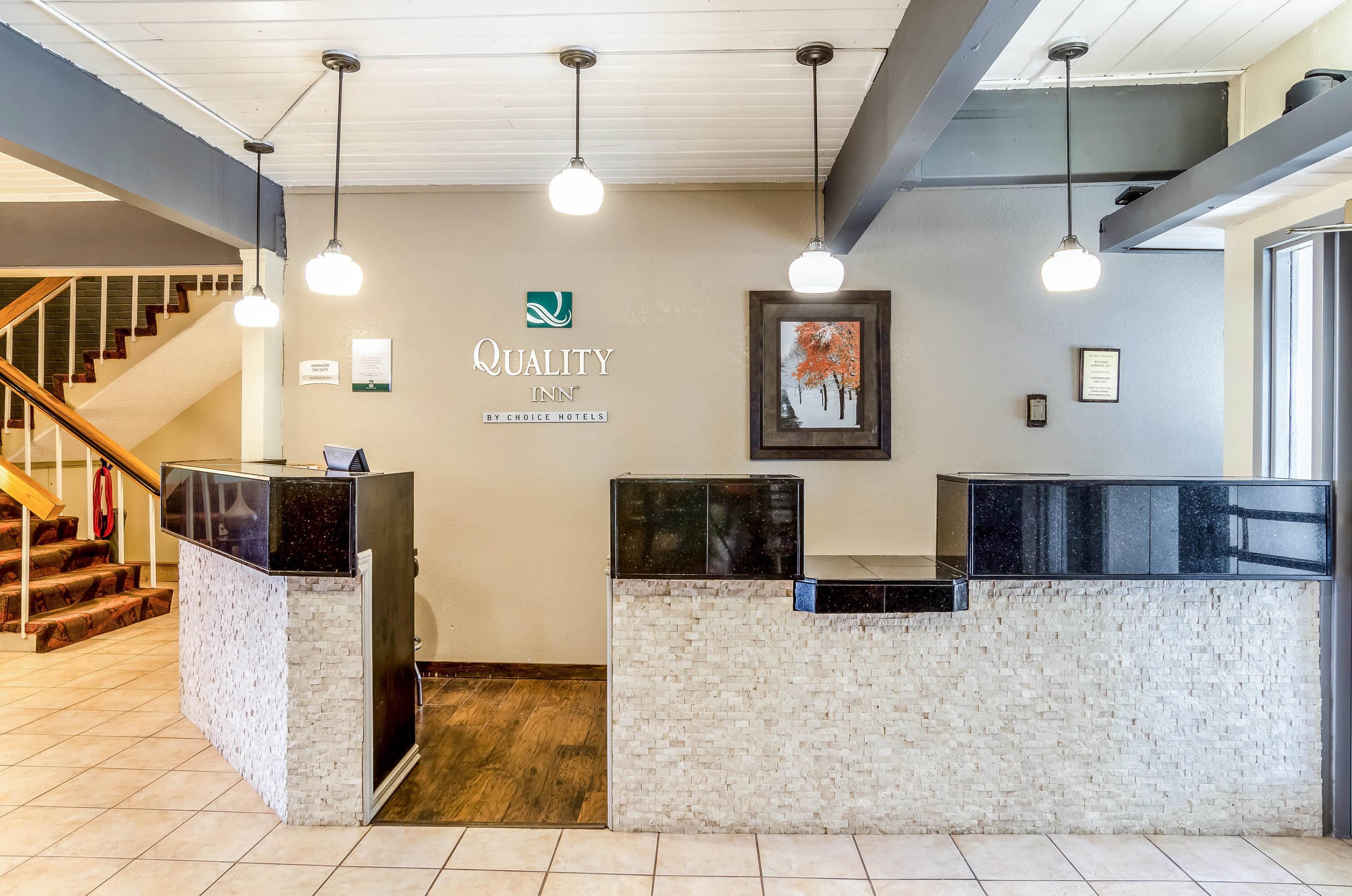 Lobby with sitting area | Quality Inn