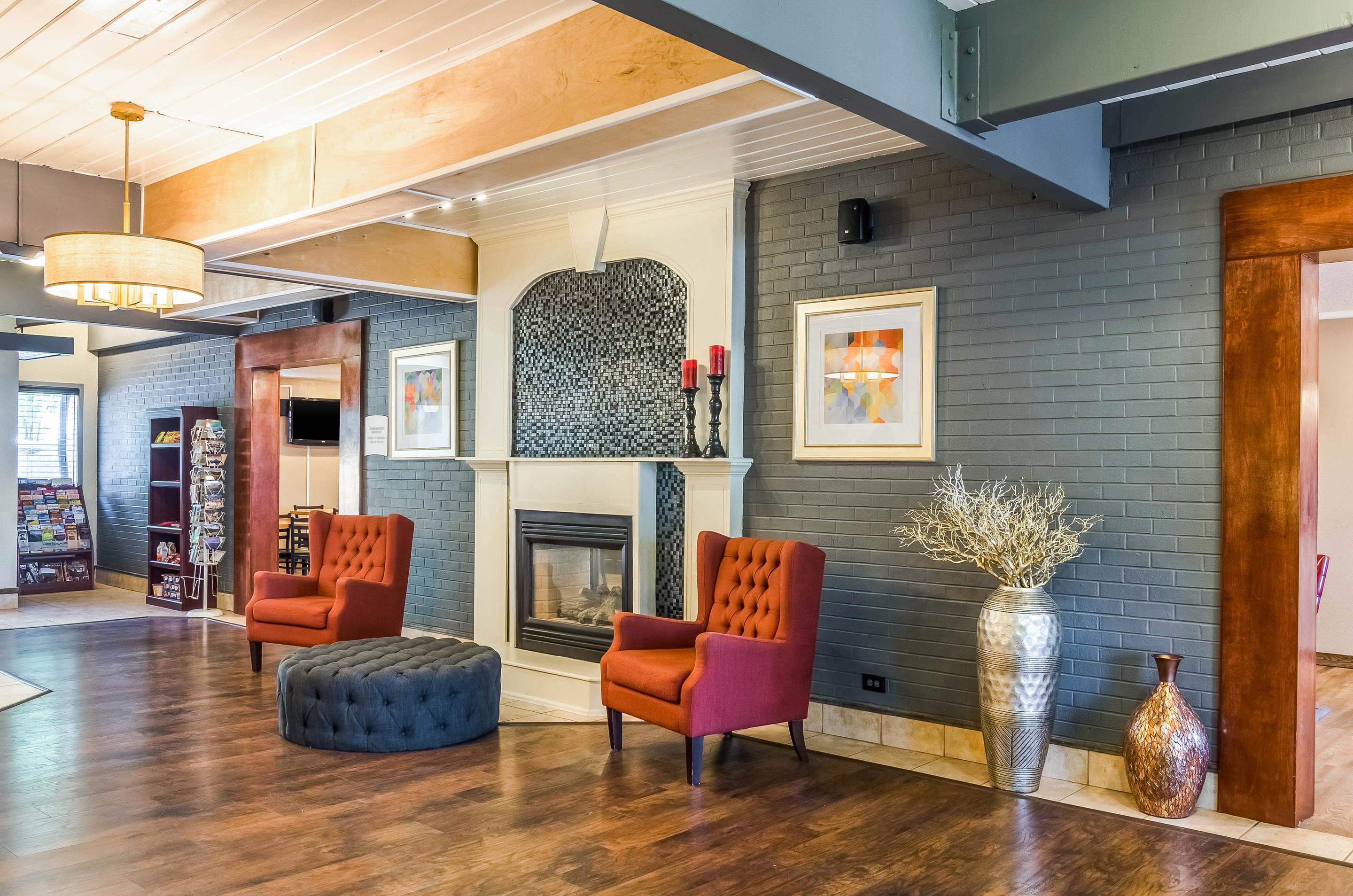Lobby with sitting area | Quality Inn
