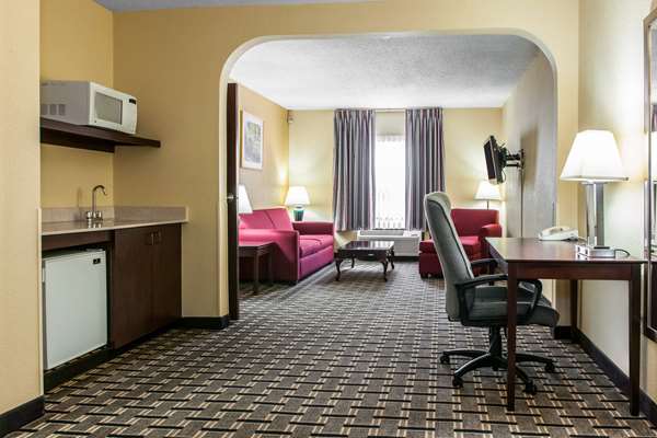 Suite - Clarion Inn & Suites Northwest Indianapolis